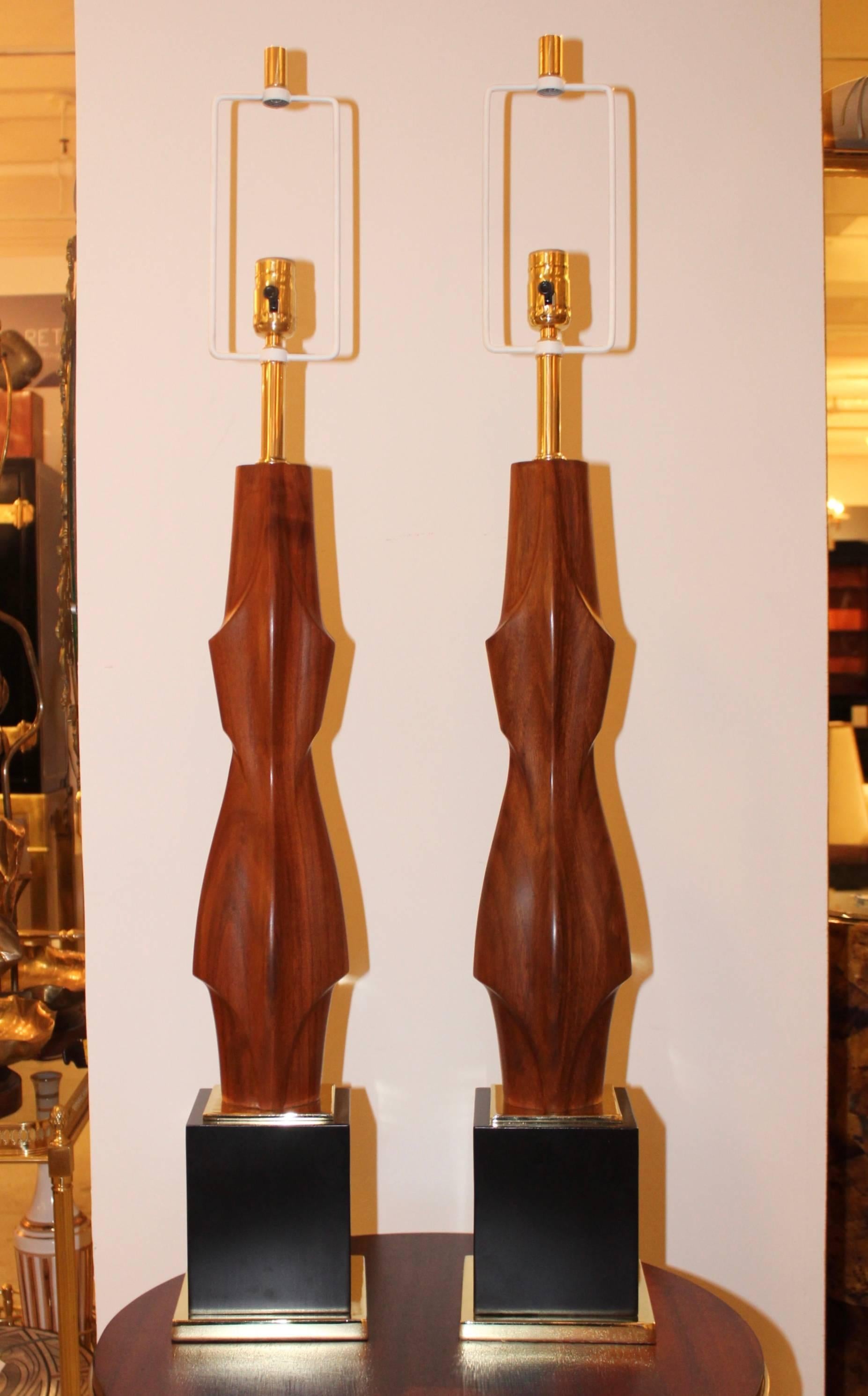 Stunning pair of tall 1960s sculptural walnut table lamps by Laurel. Newly restored and rewired. The lamps are ready to use.

Height to light socket 33''

Shades for photography only.