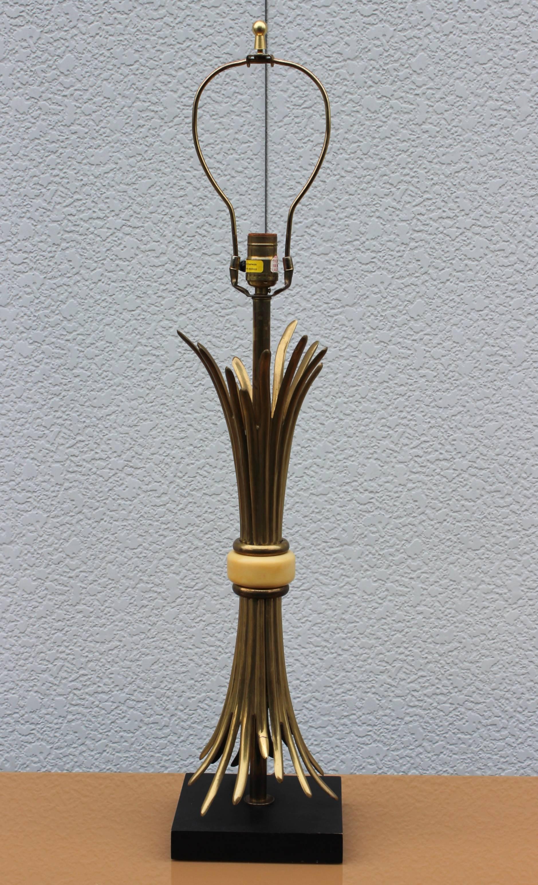Mid-Century Modern Lampe de table en bronze Chapman en vente