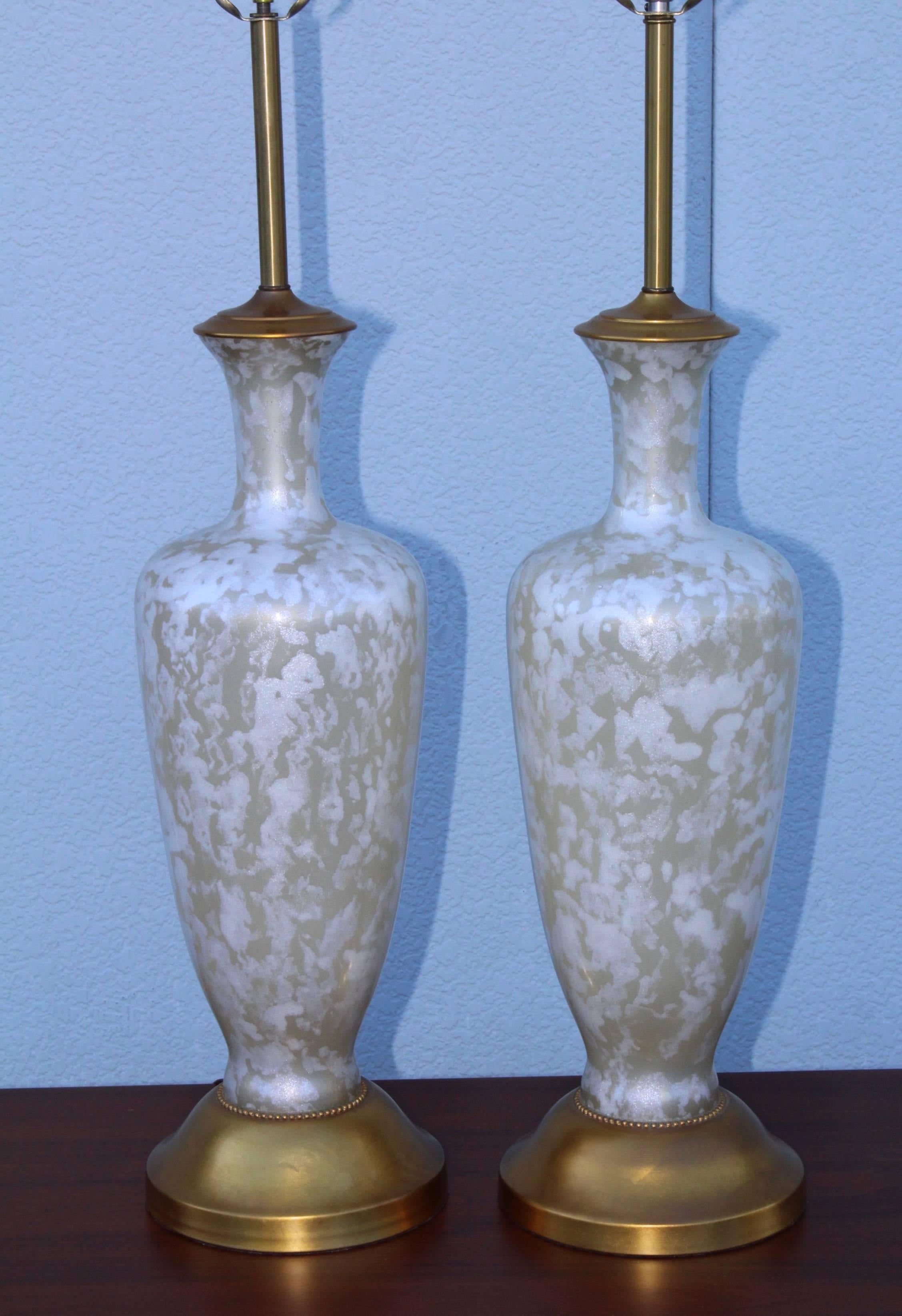 Superbe paire de grandes lampes de table en verre et feuilles d'or des années 1950, attribuées à The Mrbro lamp Company.

Hauteur jusqu'à la douille de la lumière 36
