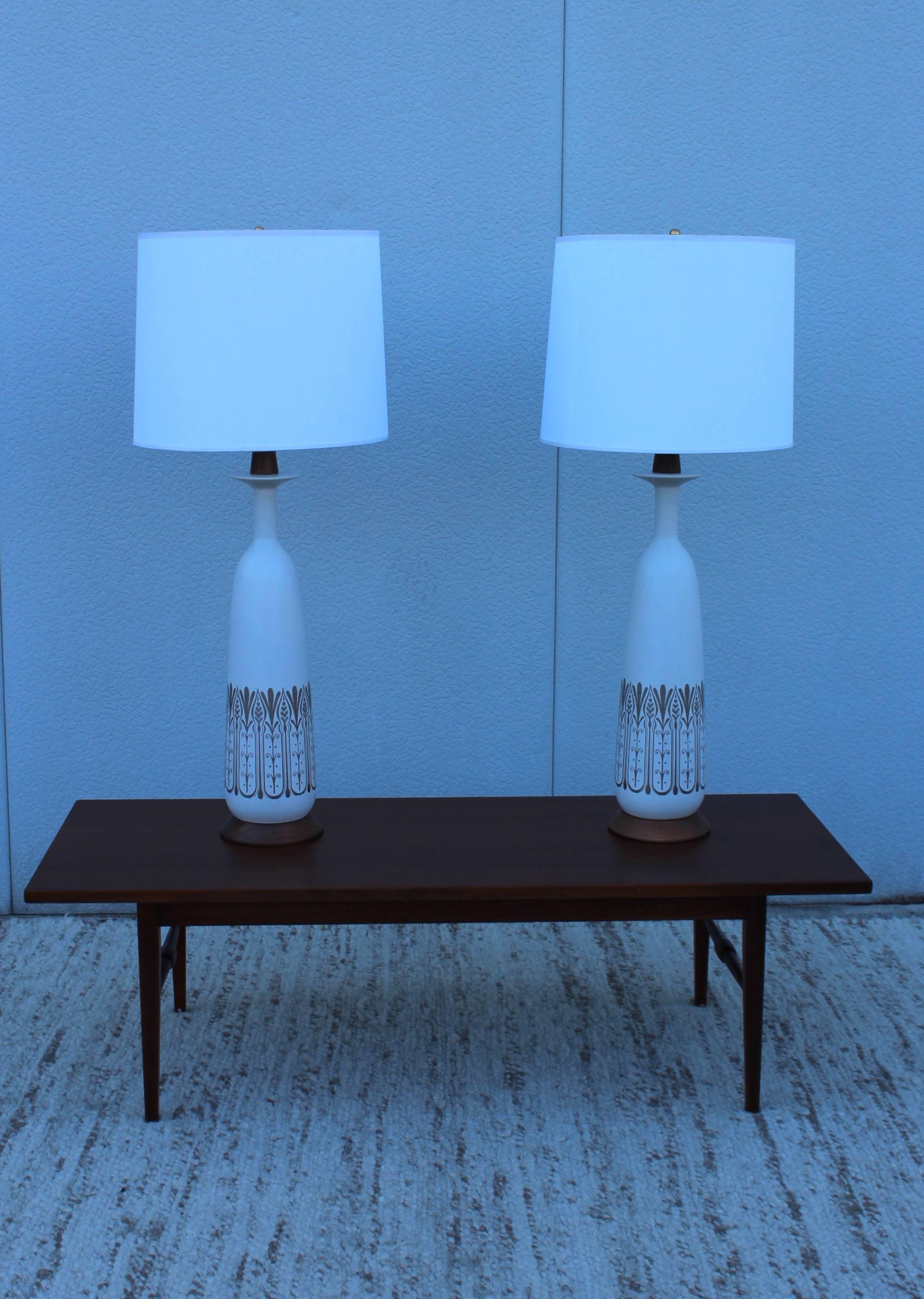 Mid-Century Modern Lampes de table italiennes modernes en céramique et noyer des années 1960 en vente