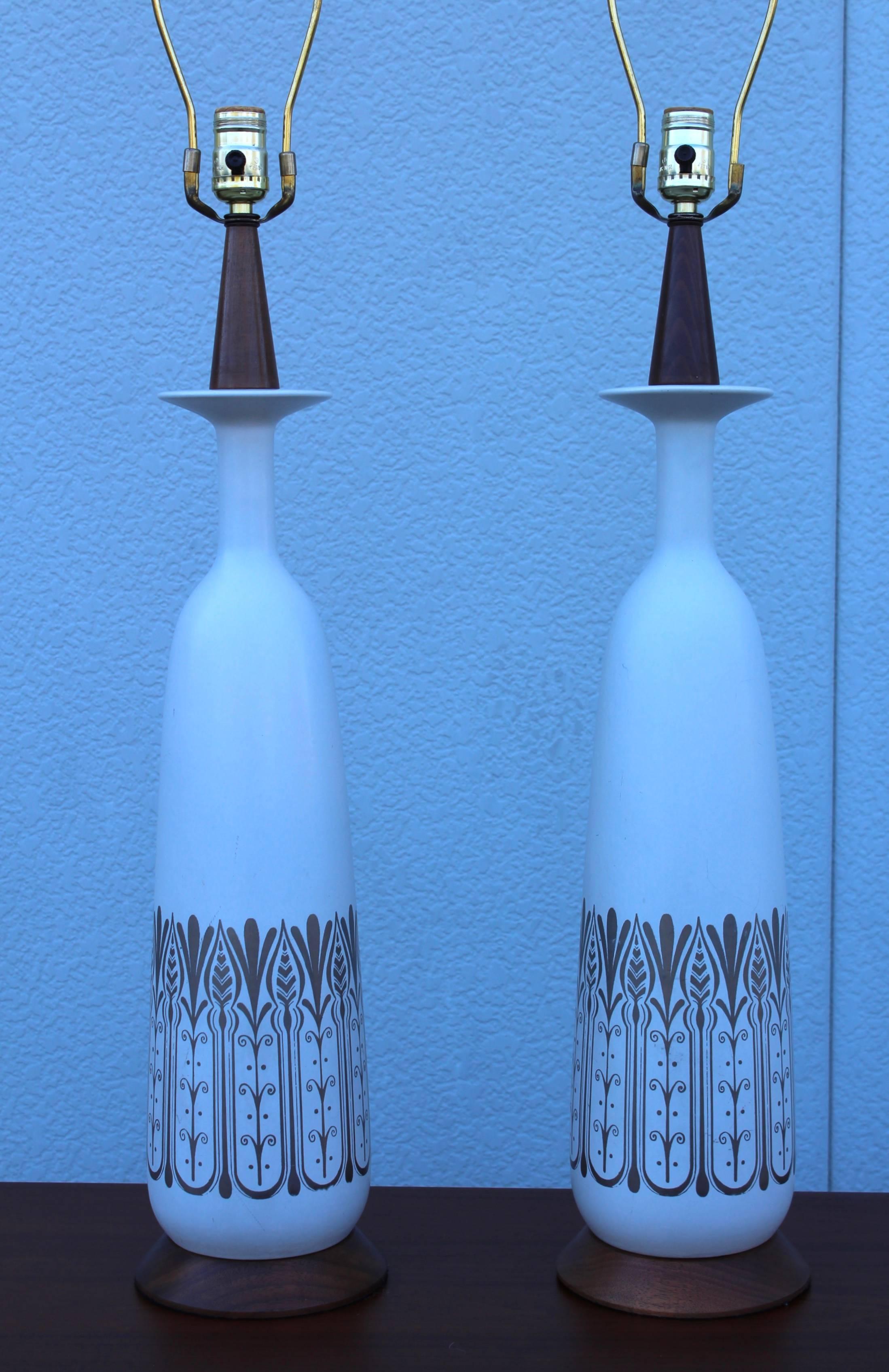 Lampes de table italiennes modernes en céramique et noyer des années 1960 Bon état - En vente à New York, NY