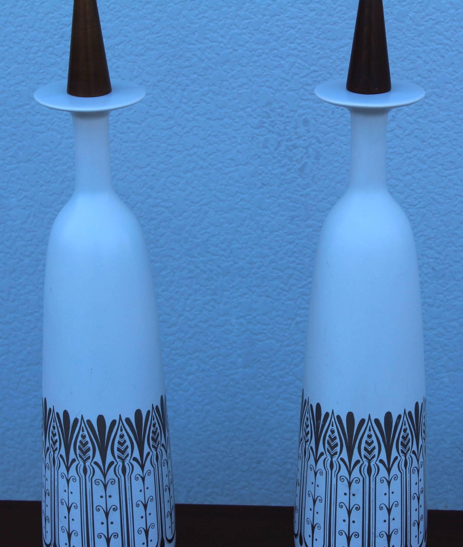 1960s Modern Ceramic and Walnut Italian Table Lamps In Good Condition For Sale In New York, NY
