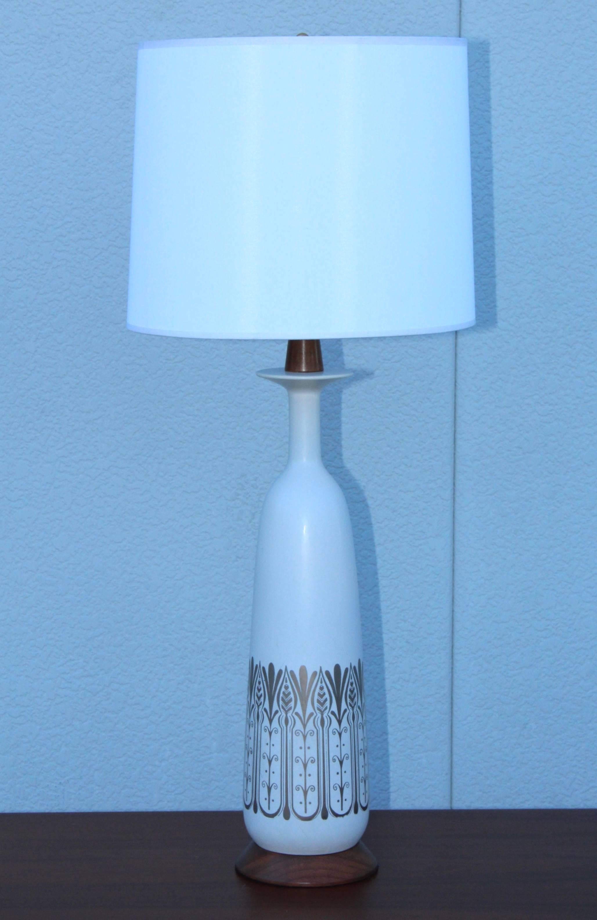 1960s Modern Ceramic and Walnut Italian Table Lamps For Sale 2