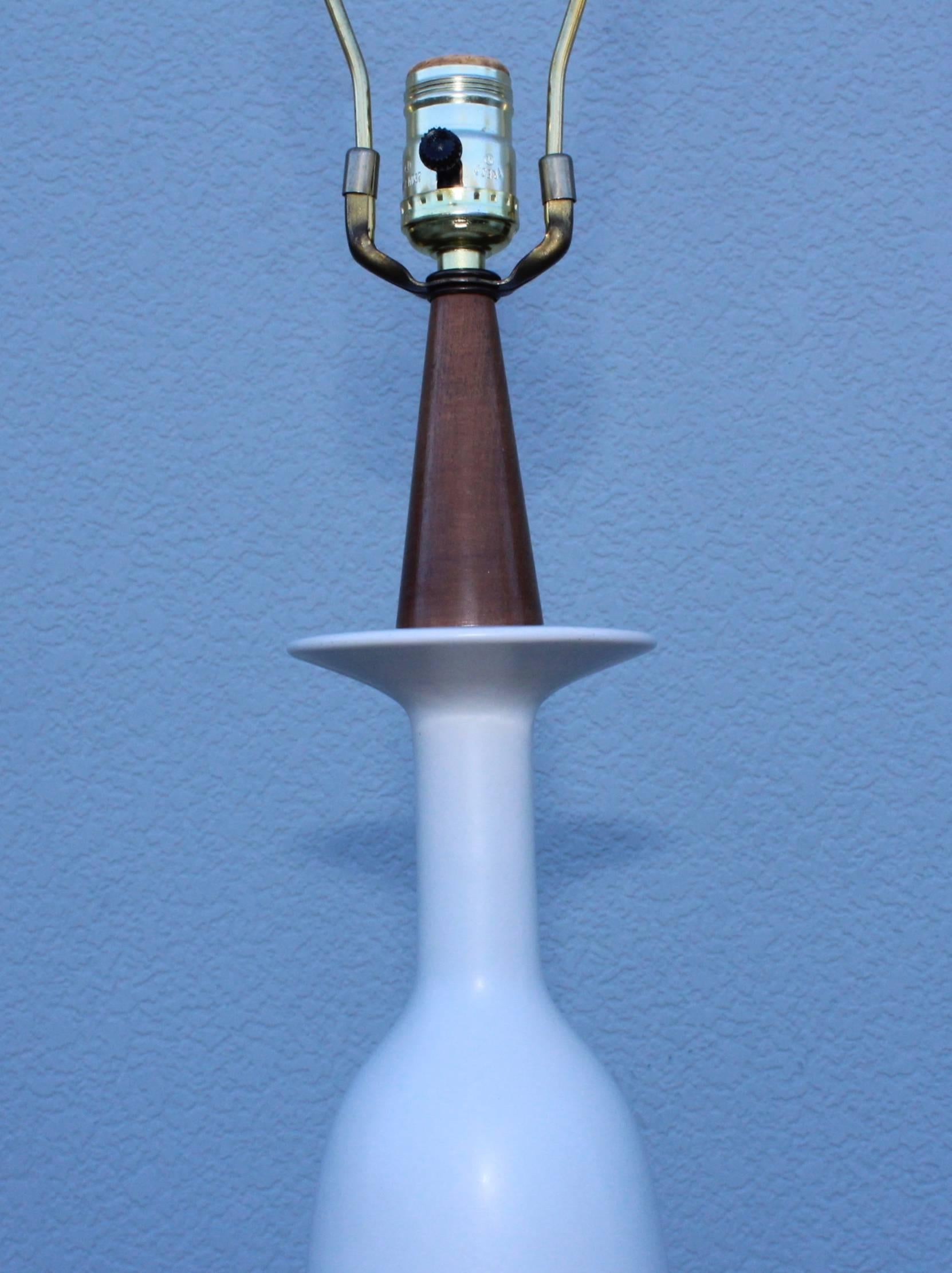 Lampes de table italiennes modernes en céramique et noyer des années 1960 en vente 4
