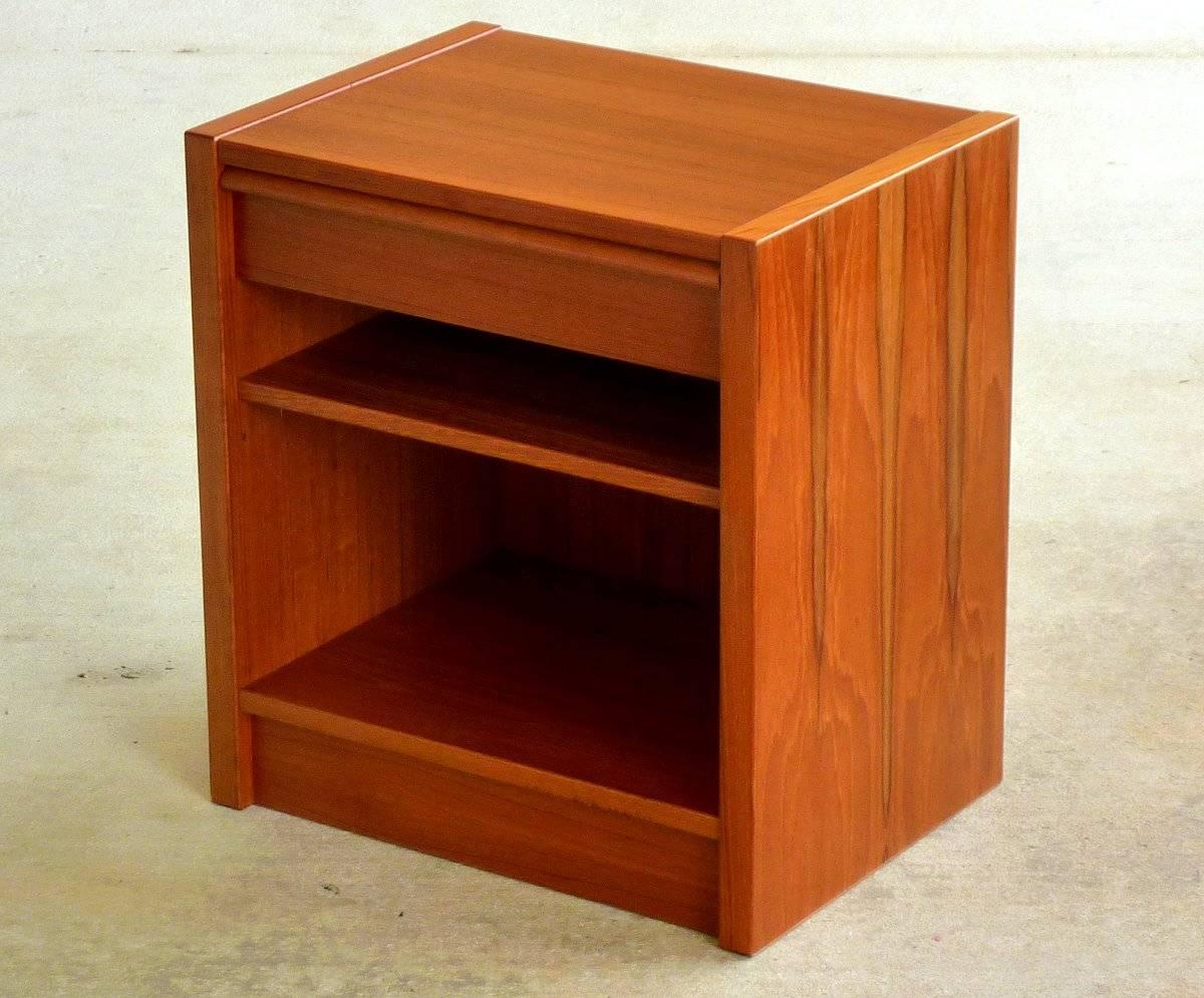If you seek simple elegance coupled with high quality, you can't do better than this nightstand by Poul Hundevad for Jesper. Superb construction of solid figured teak with dovetailed drawers and adjustable shelf. Made in Denmark.

A few important