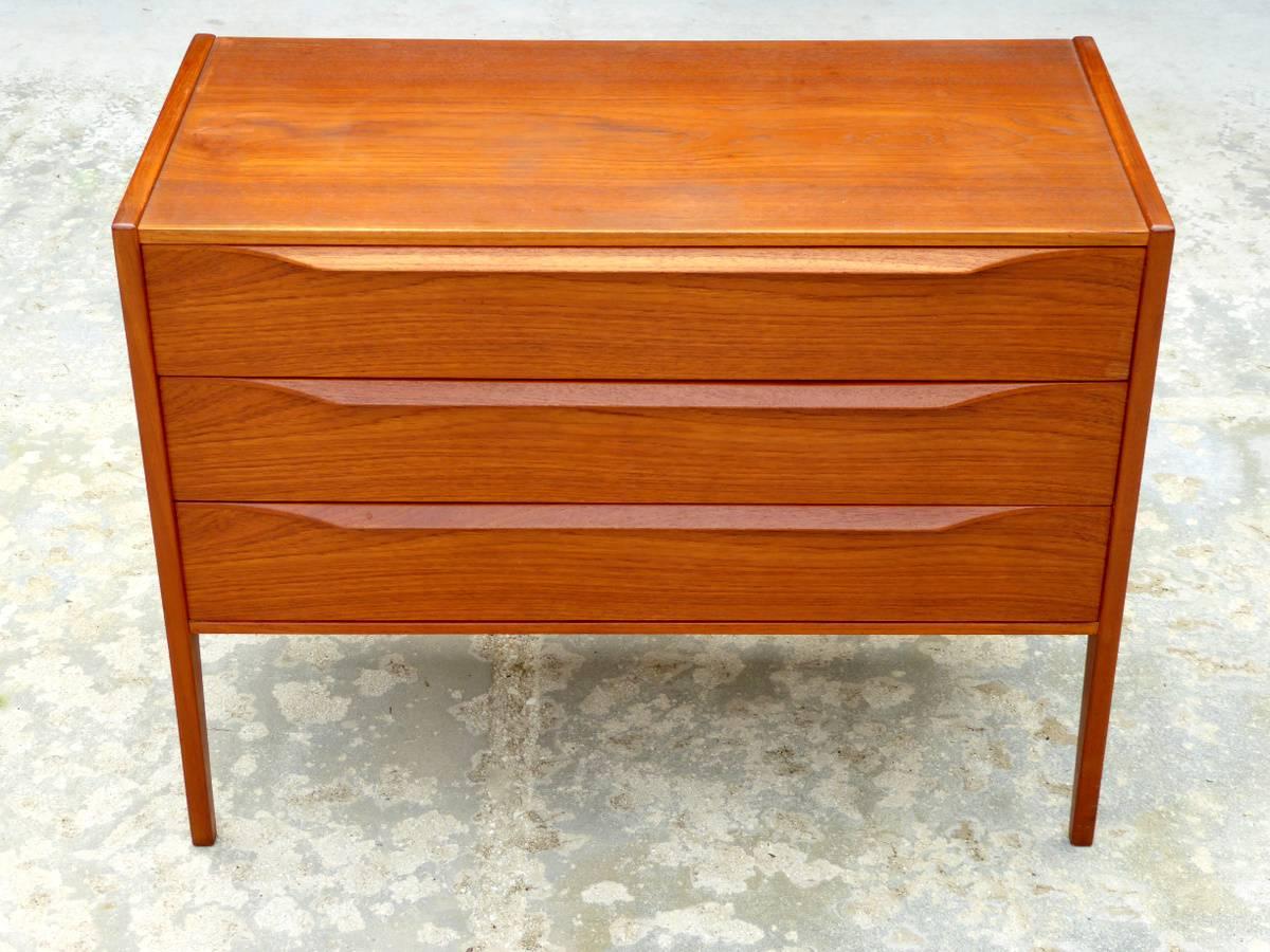 This small chest of drawers in teak by Aksel Kjersgaard is simple and elegant. Nightstand height with an elongated design. Made in Denmark by Aksel Kjersgaard Odder. A rare form.

A few important notes about all items available through this 1stdibs