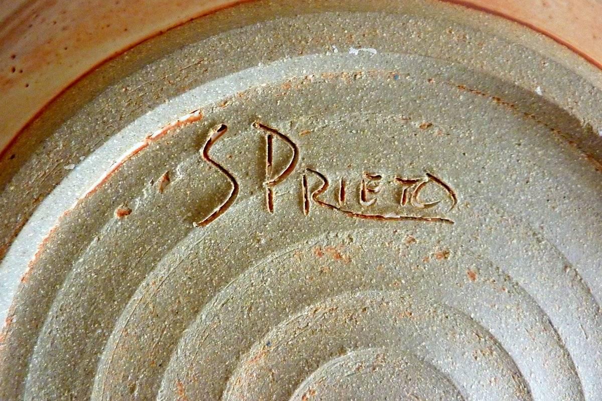 Studio Pottery Charger by Prieto In Good Condition For Sale In Palm Beach Gardens, FL