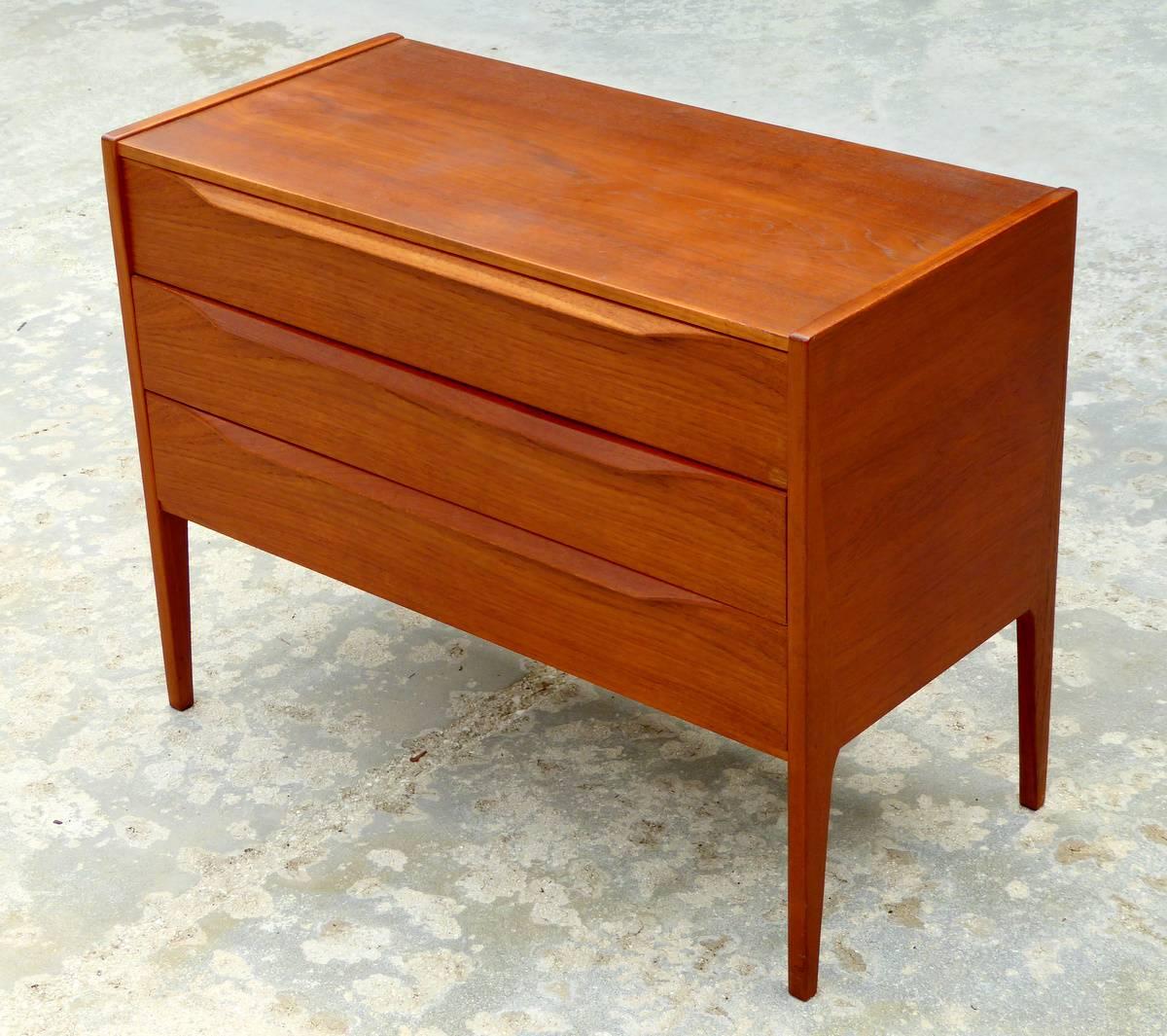Small Teak Chest of Drawers by Aksel Kjersgaard For Sale 1