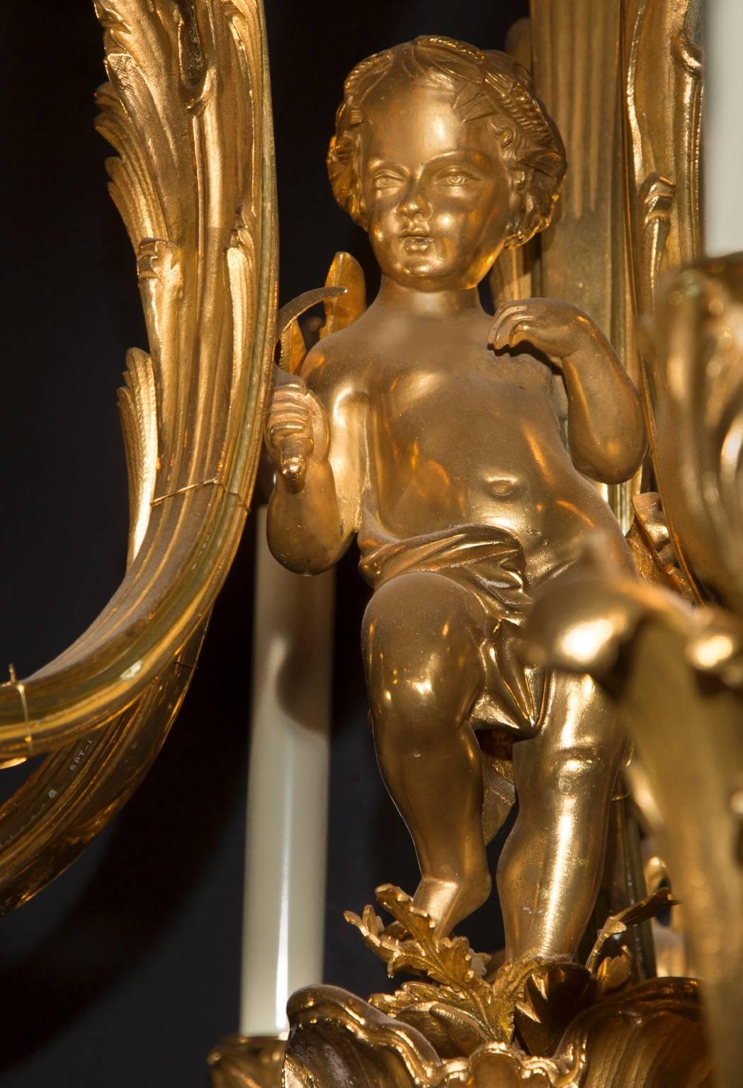 XIX secolo Lampadario Napoleone III in bronzo D'Ore con cherubino e foglie d'acanto in vendita