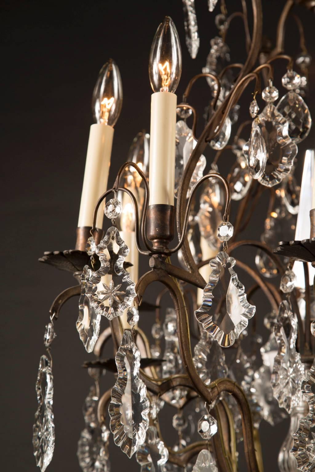 Francese Lampadario in bronzo scuro e cristallo in vendita