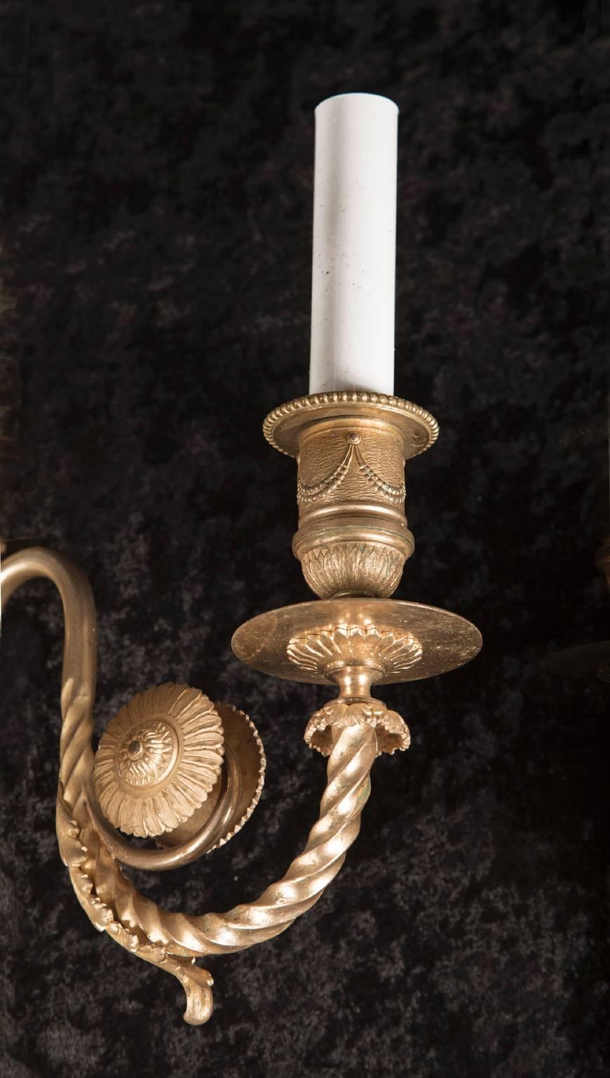 Paire d'appliques en bronze de style Louis XVI, ancienne France du 19e siècle Excellent état - En vente à New Orleans, LA