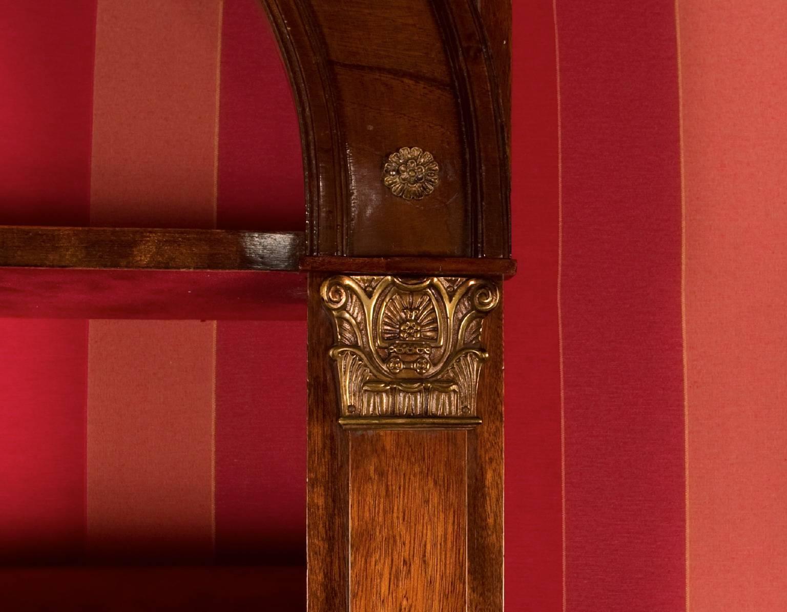 Bronze Superbe et étonnant bureau et étagère incurvés Empire en acajou, 19ème siècle français en vente
