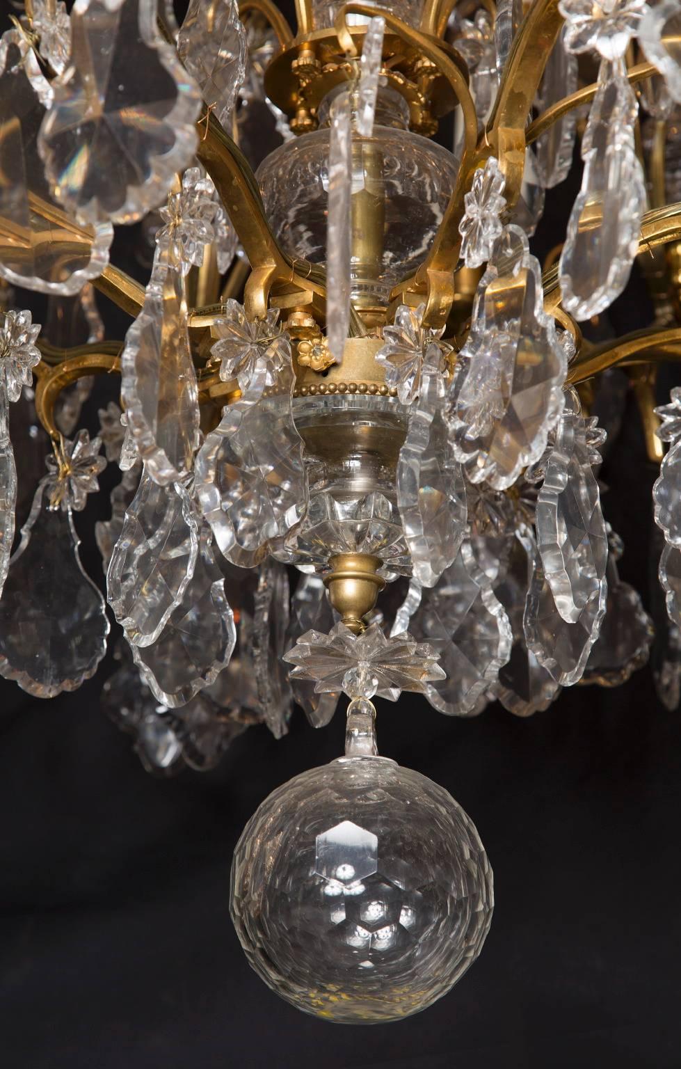 Bronzo Grande e imponente lampadario Luigi XV in bronzo e cristallo, metà del XIX secolo in vendita
