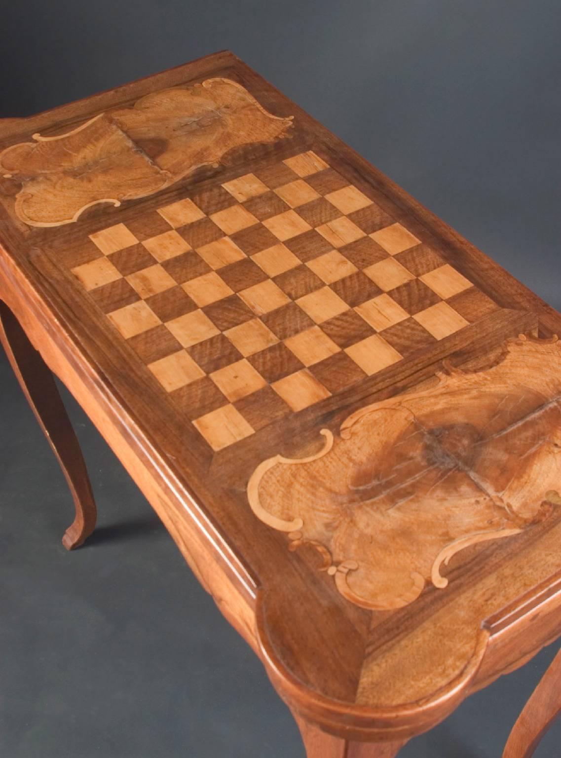 Français Table de jeu extensible Louis XV du 18ème siècle, signée Hache a Grenoble en vente