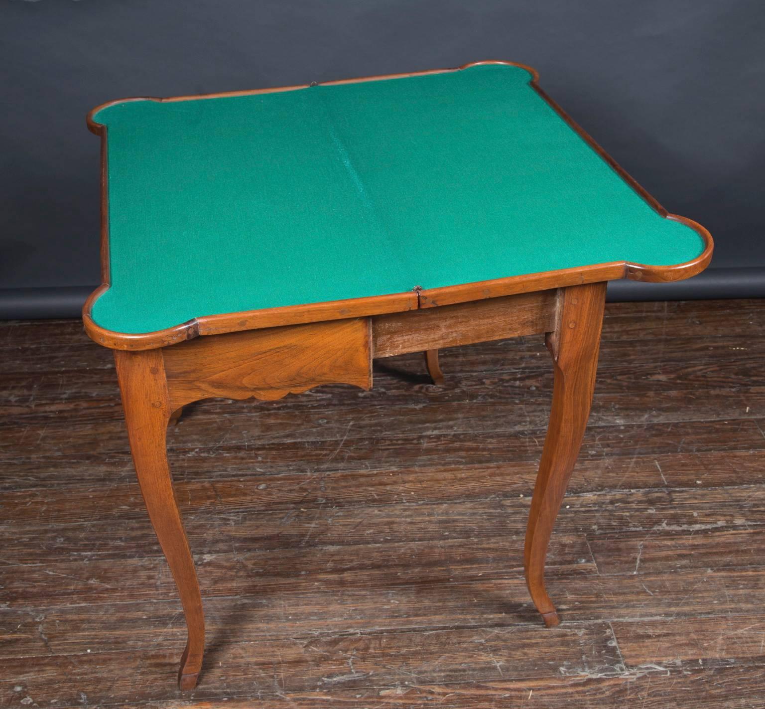 French 18th Century Louis XV Expanding Game Table, Signed “Hache a Grenoble” For Sale 1