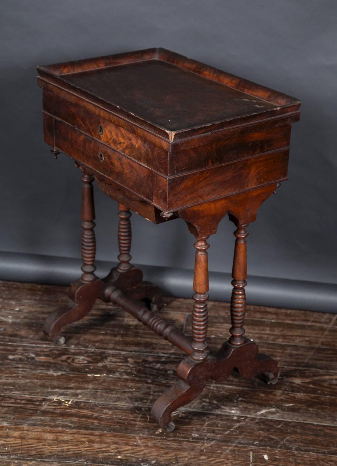 Cette poudreuse en ronce de noyer avec couvercle à charnière et miroir est magnifiquement aménagée avec un intérieur en poirier rare. Datant du 19ème siècle,  La pièce antique française est dotée d'un tiroir verrouillé en dessous, également doublé