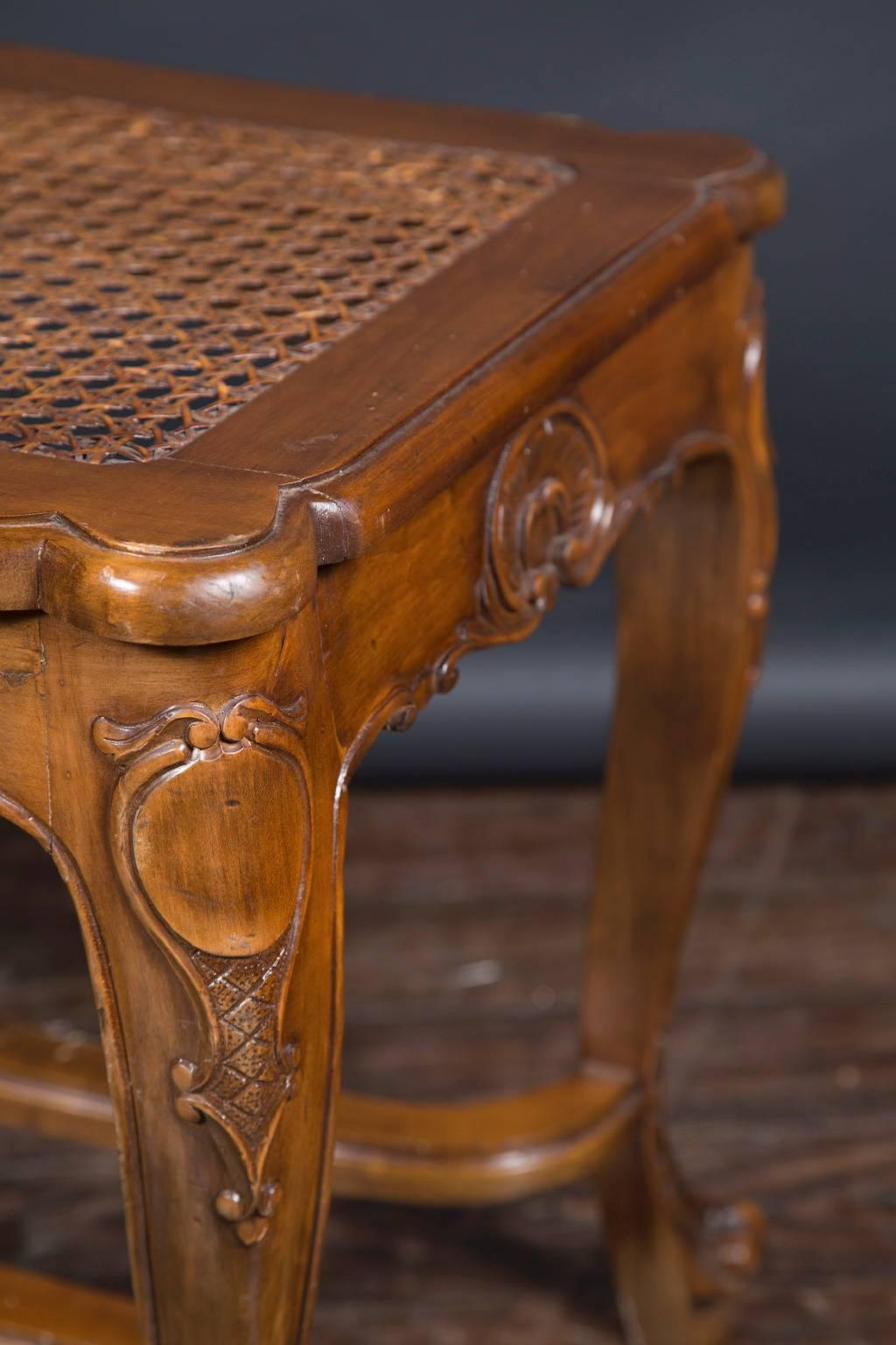 Banc canné en noyer de style Louis XV, français, milieu du 20e siècle Bon état - En vente à New Orleans, LA