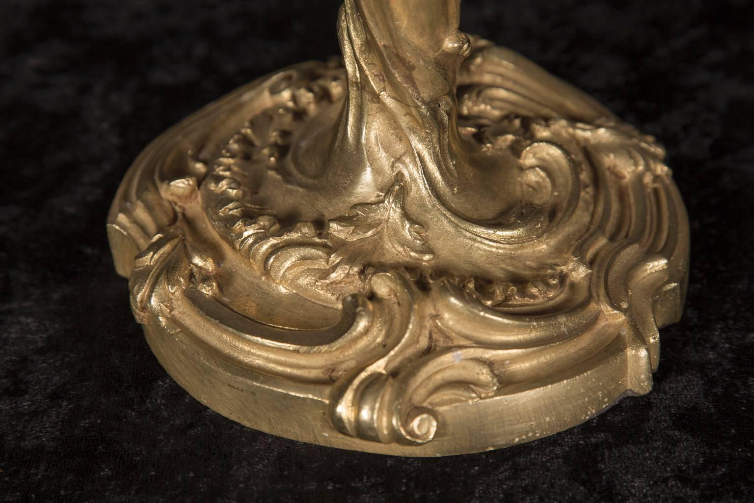 Paar französische Bronze d'Oré-Kerzenständer des 19. im Angebot 3