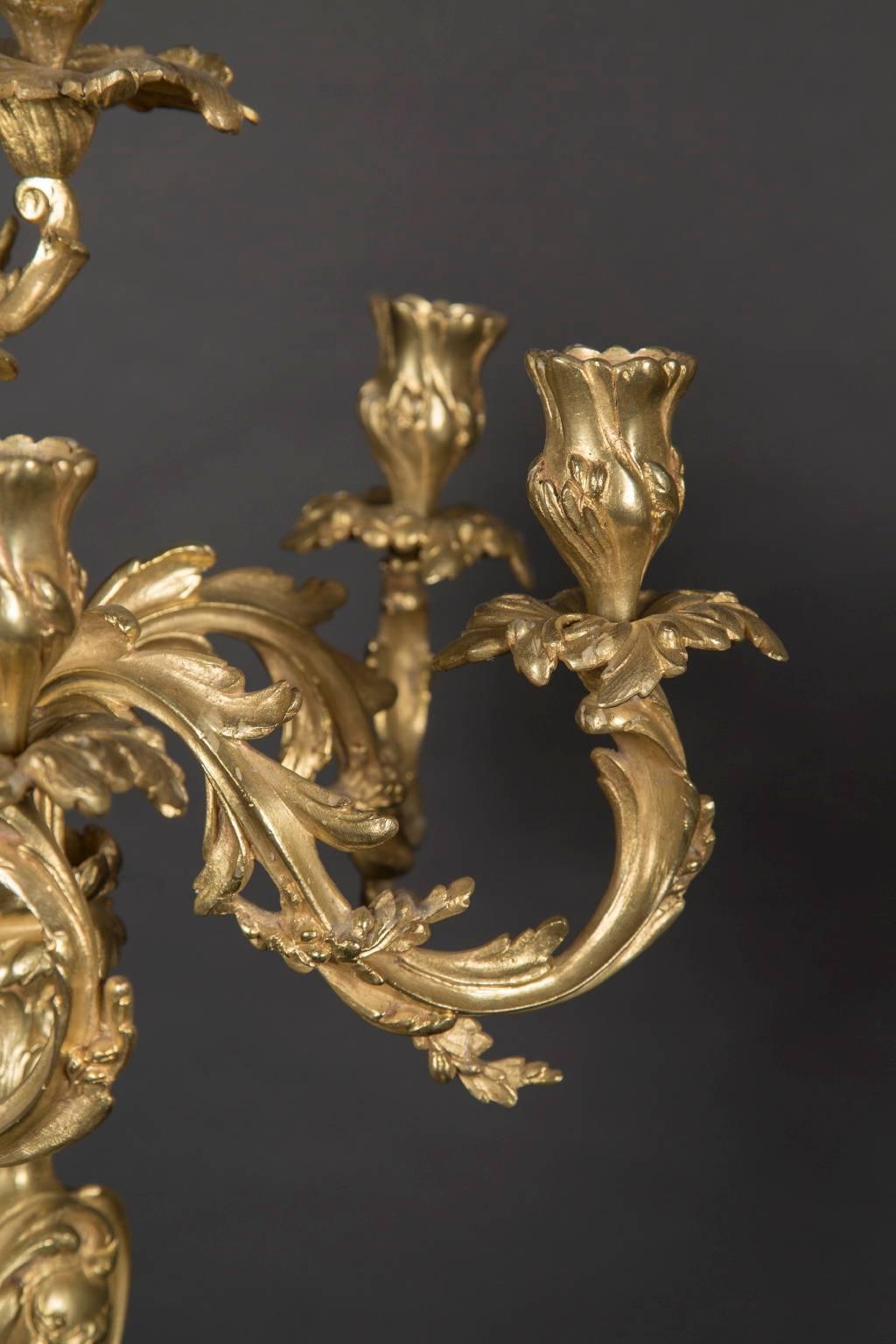 Paire de chandeliers en bronze d'Oré du XIXe siècle en vente 1