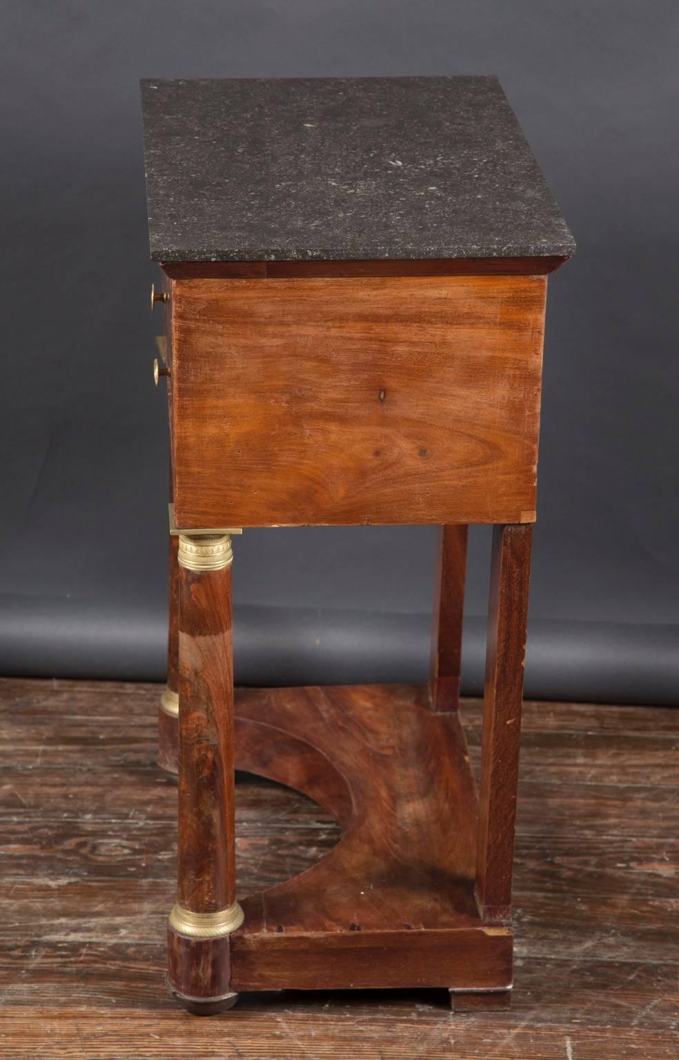 Französisch 19. Jahrhundert Empire Marmor End Top Tisch im Zustand „Gut“ im Angebot in New Orleans, LA