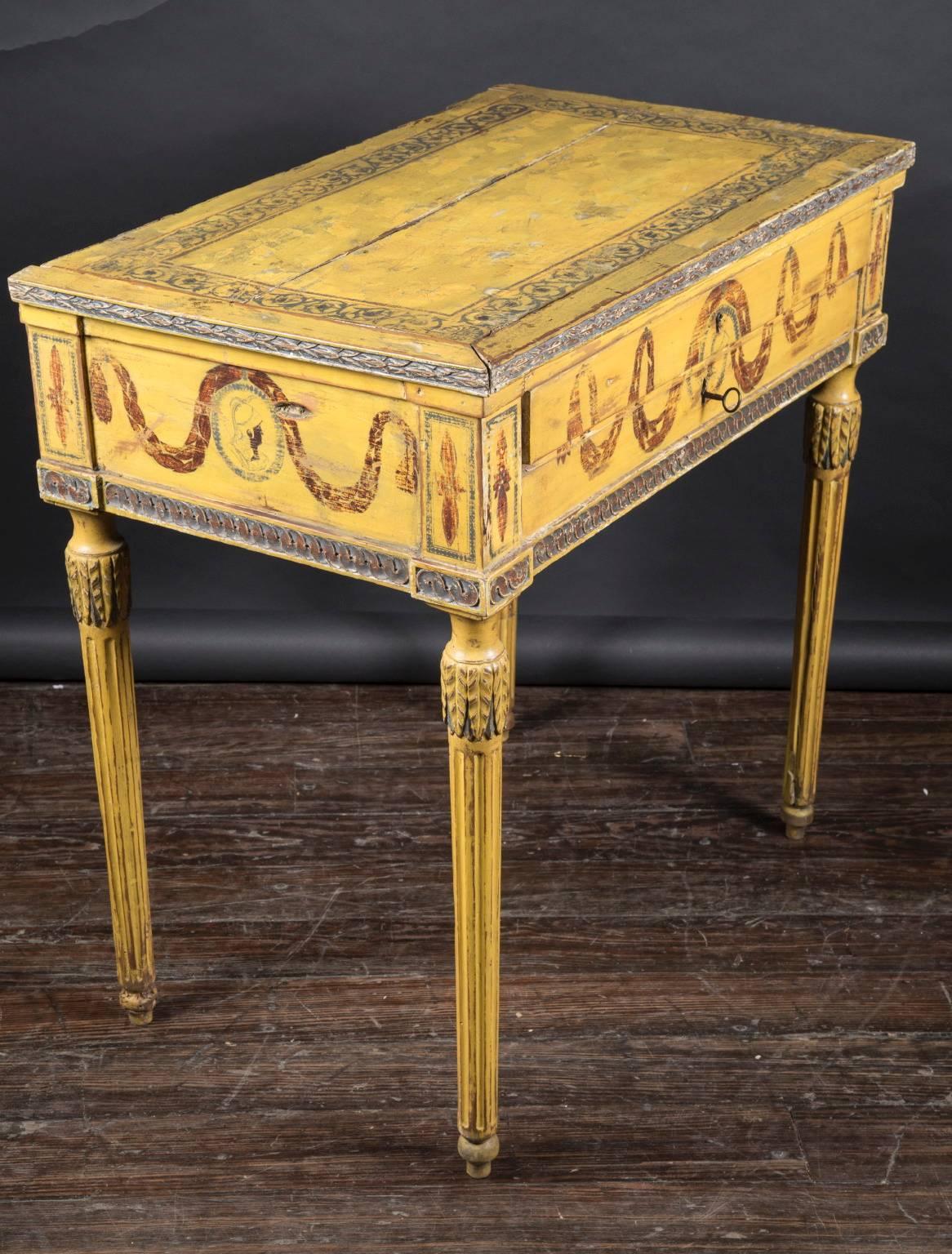 Dieser klassische und schlichte handbemalte Louis XVI-Tisch mit zwei mittleren Schubladen stammt aus dem 18. Jahrhundert. Das antike französische Möbelstück ist oben und unten mit Details an der Schürze versehen und ruht auf langen, kannelierten
