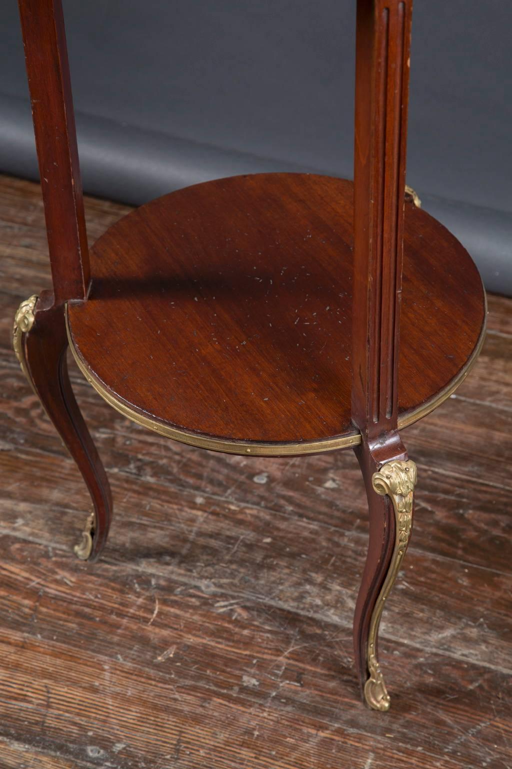 XIXe siècle Table cylindrique française du 19ème siècle en acajou avec montures en bronze et plateau en marbre en vente