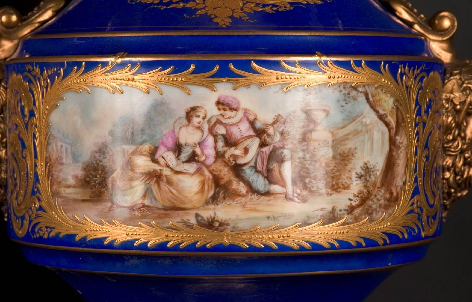 Cette paire de vases est réalisée en porcelaine de Paris d'une qualité exceptionnelle datant du XVIIIe siècle. Les montures en bronze sont recouvertes d'or et ont été ajoutées au XIXe siècle. La porcelaine elle-même est d'un bleu phénoménal avec des