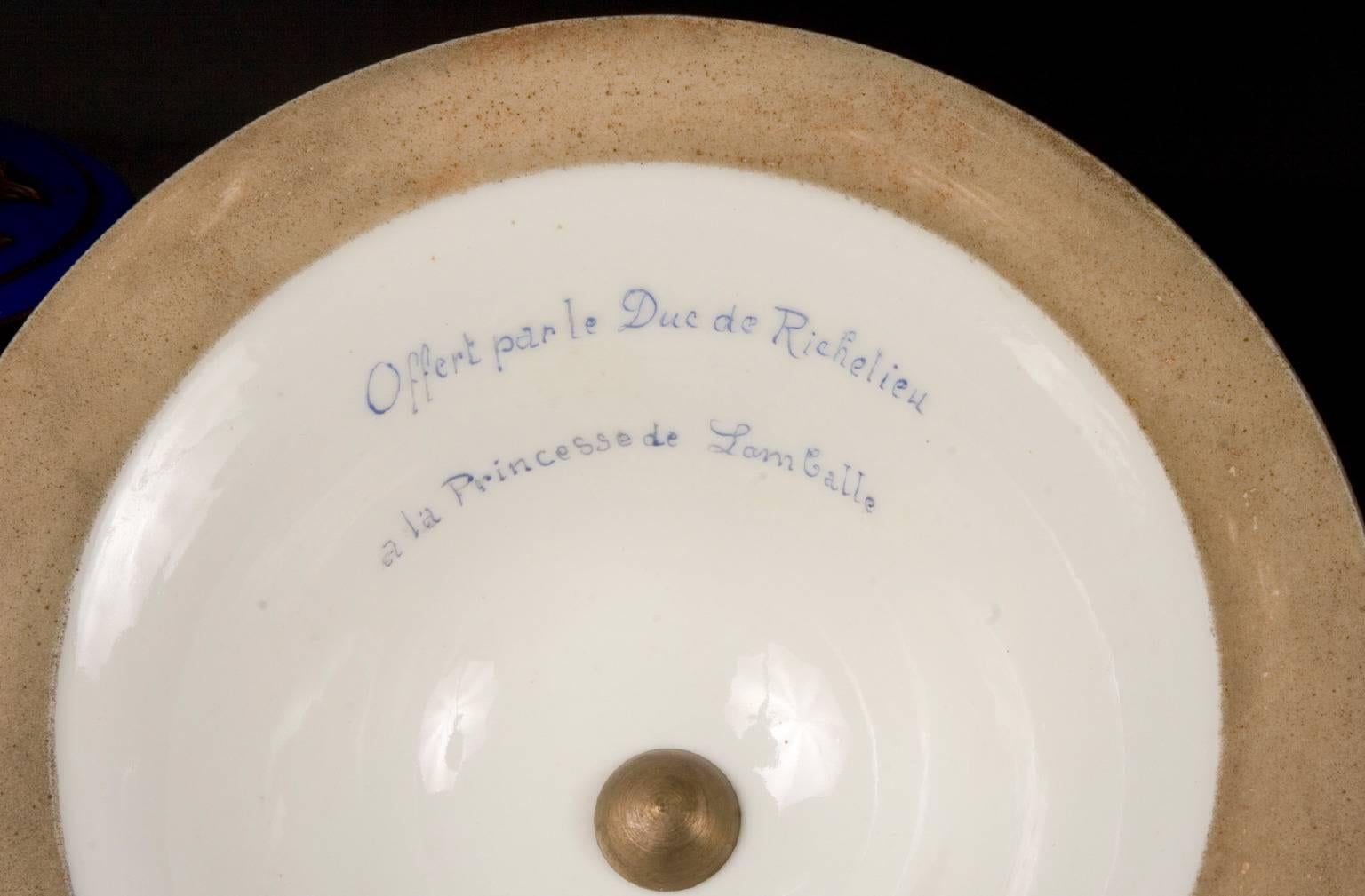 XVIIIe siècle Paire de vases en porcelaine de Paris signés et offerts à « la Princesse de Lamballe » en vente