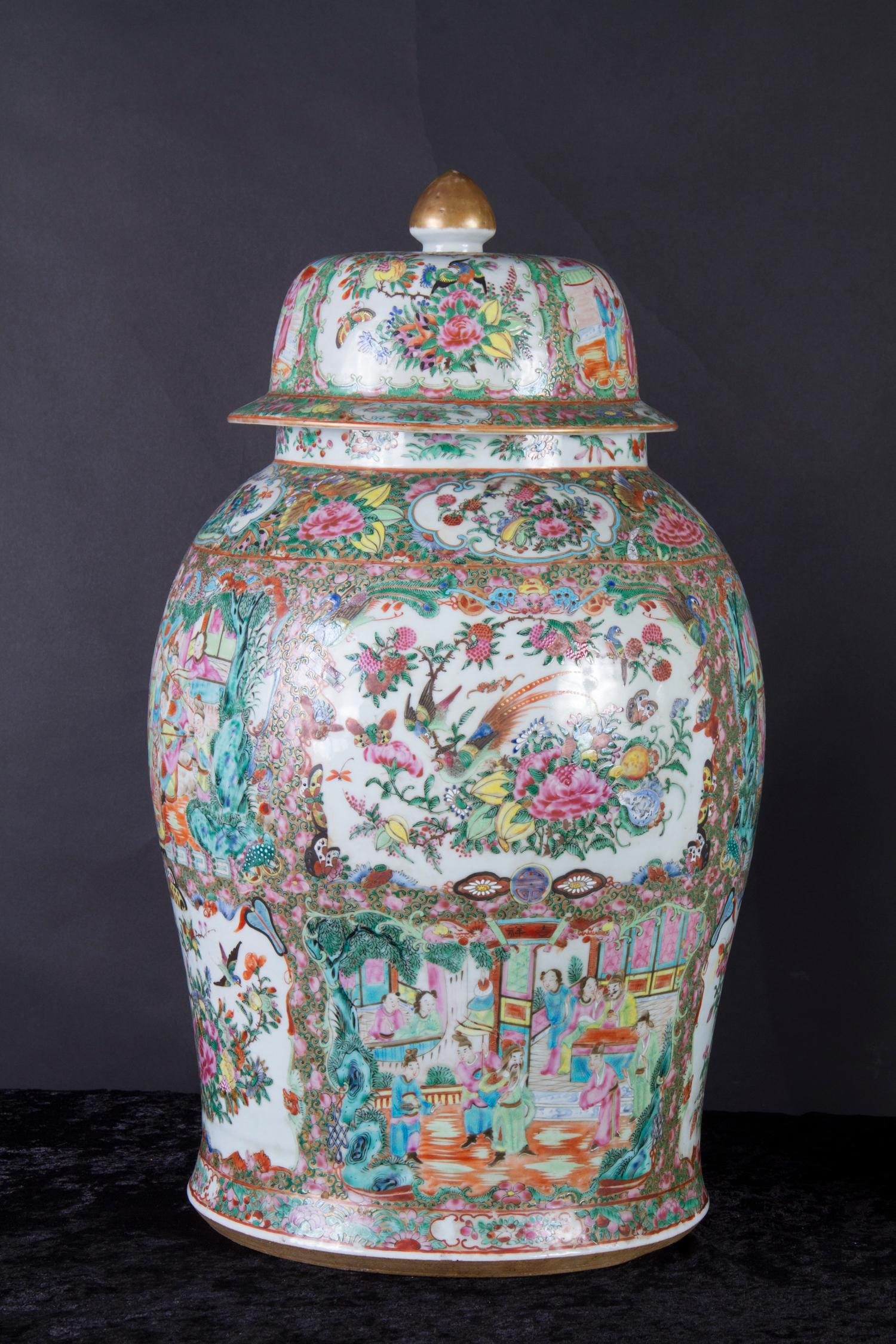 Pair: Exquisite Early 19th Century Chinese Rose Medallion Porcelain Temple Jars For Sale 1