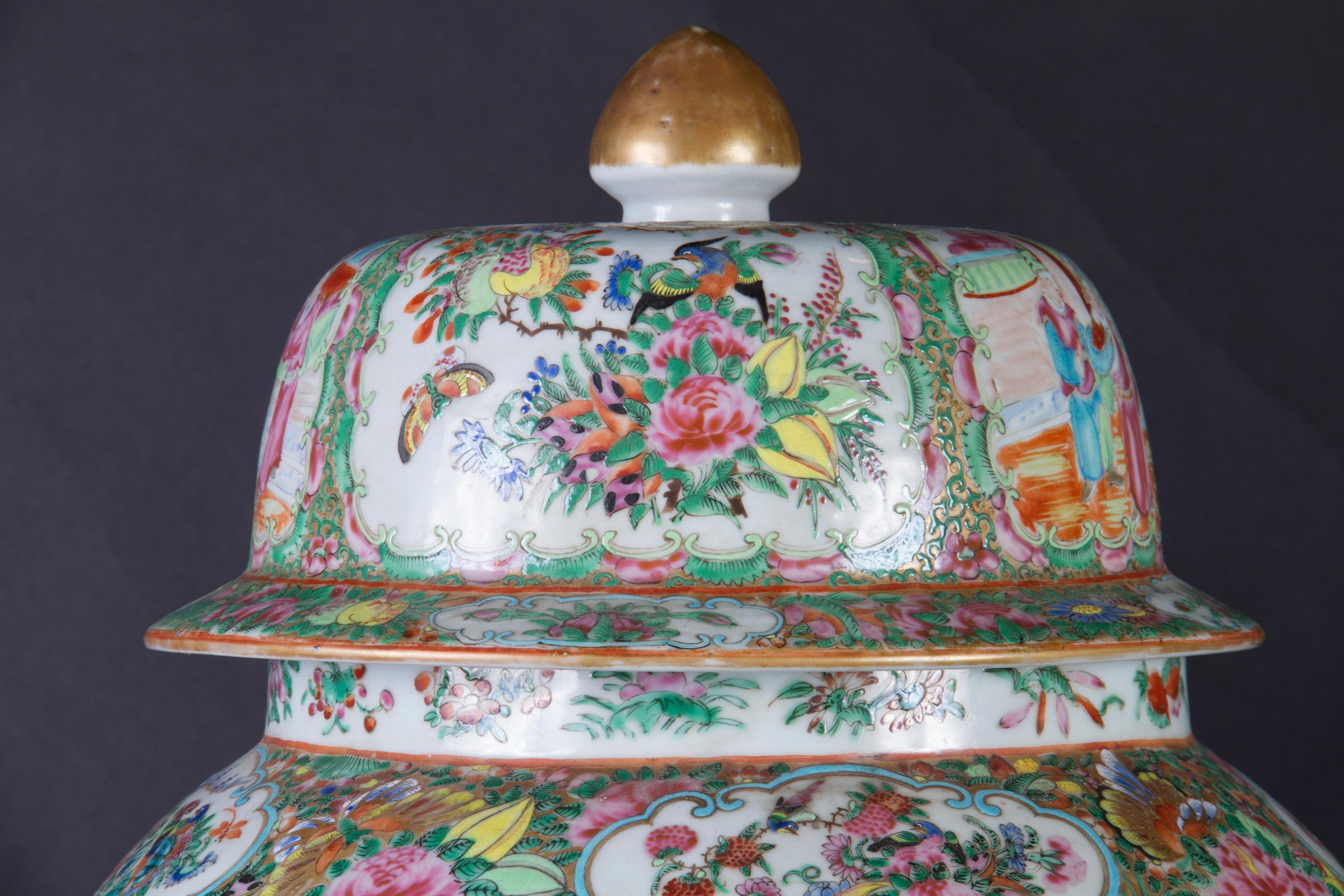 Pair: Exquisite Early 19th Century Chinese Rose Medallion Porcelain Temple Jars In Excellent Condition For Sale In New Orleans, LA