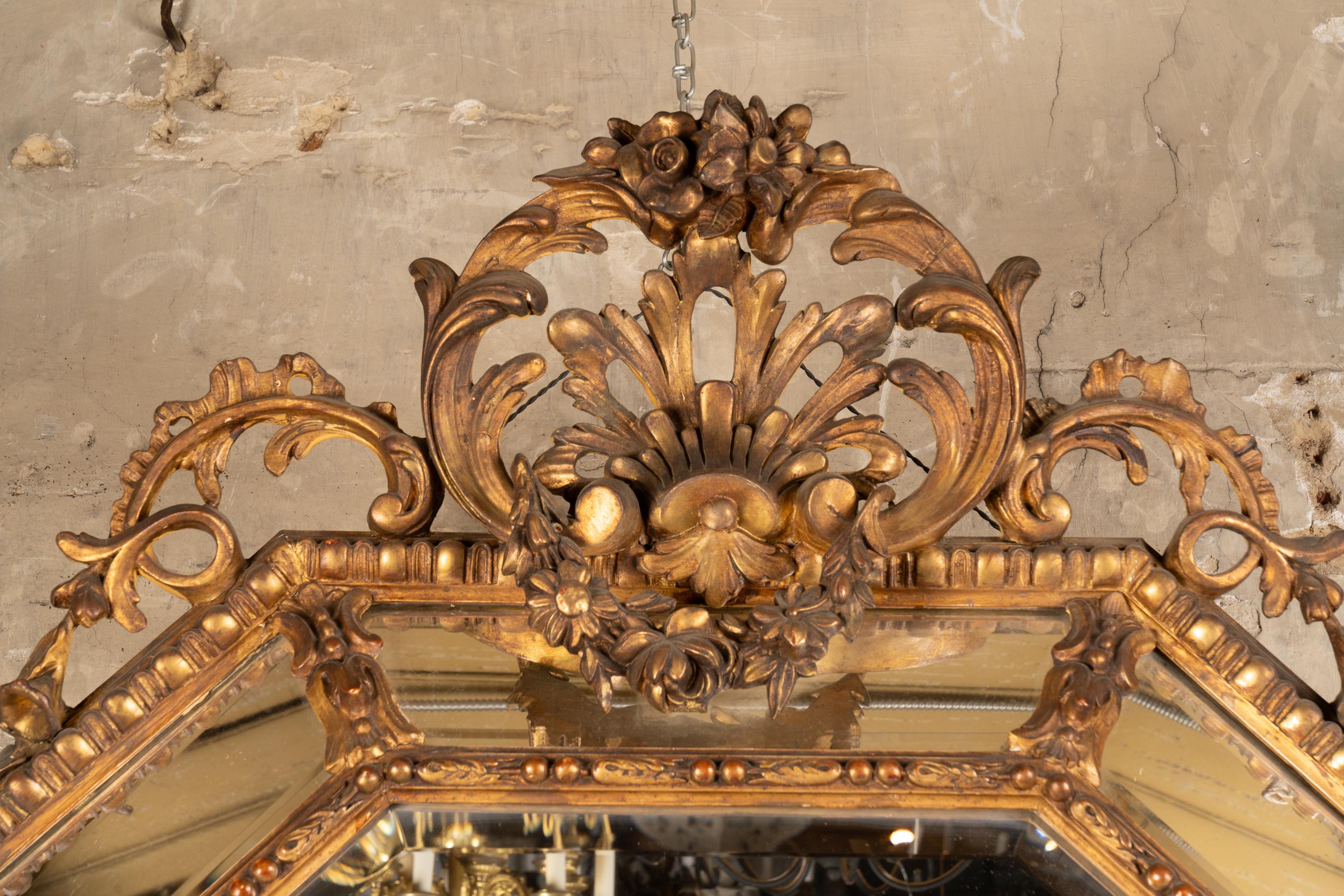 Gran espejo octogonal francés del siglo XIX tallado en pan de oro en Bueno estado para la venta en New Orleans, LA