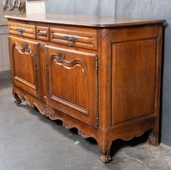 Credenza francese del XVIII secolo, in stile Luigi XV, in noce intagliato con finiture in bronzo
