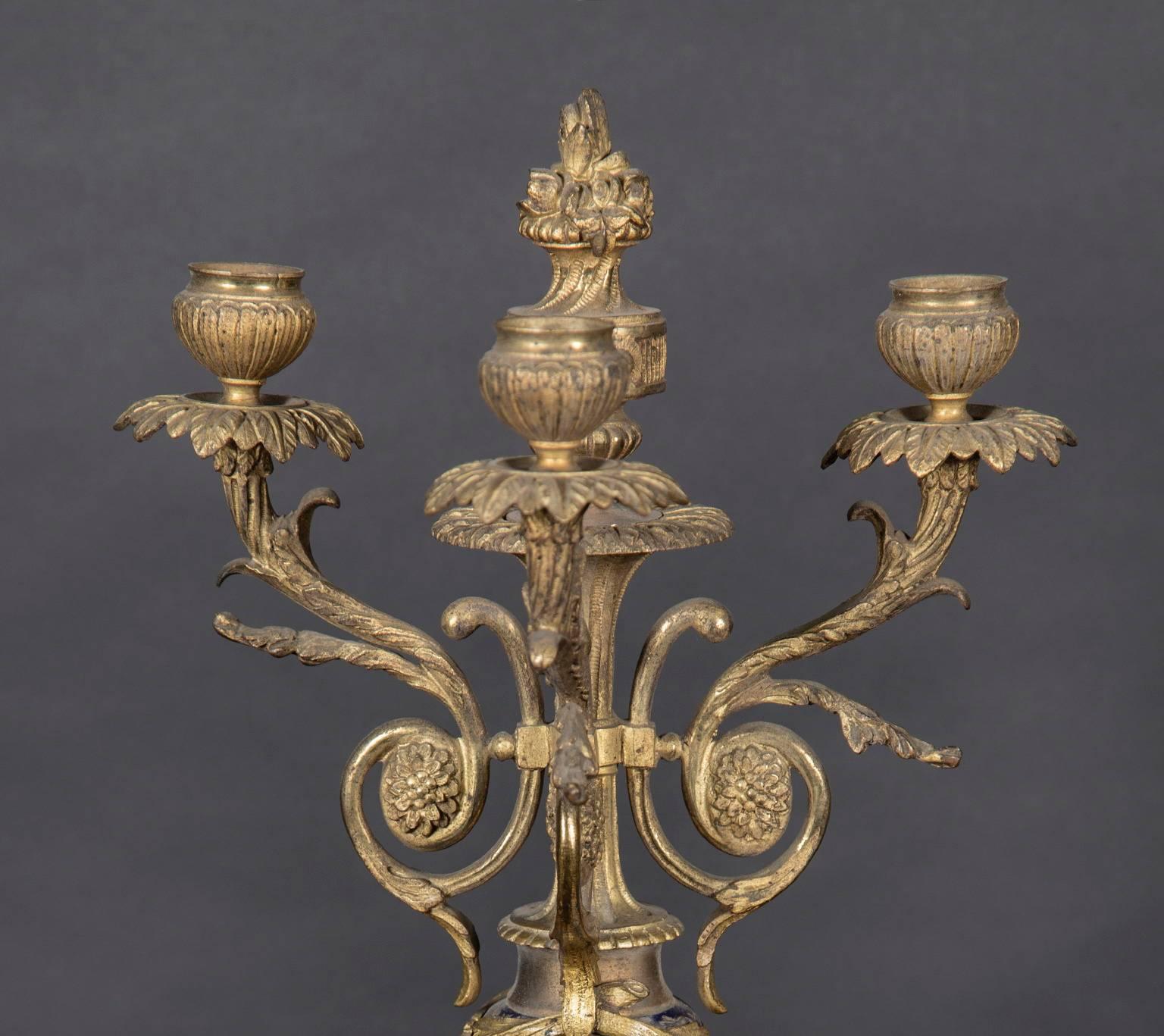 Französische Bronze- und Champleve-Kandelaber des 19. Jahrhunderts  im Angebot 3