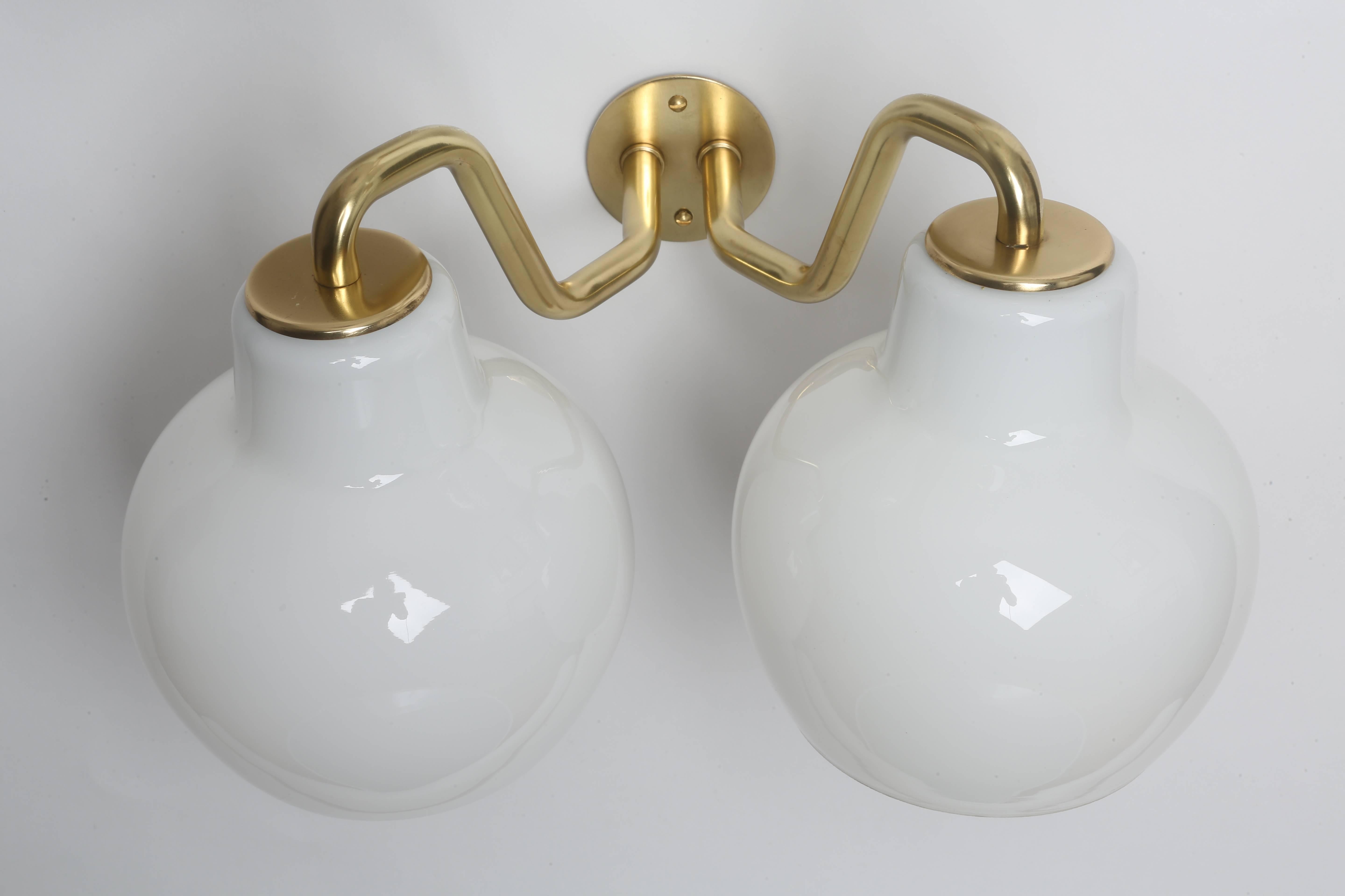 Wall lamp designed by Danish architect Vilhelm Lauritzen.
Made by Louis Poulsen in 1950s.
Made out of brass and handmade opaline glass.

Six are available.
Matching chandelier is available.