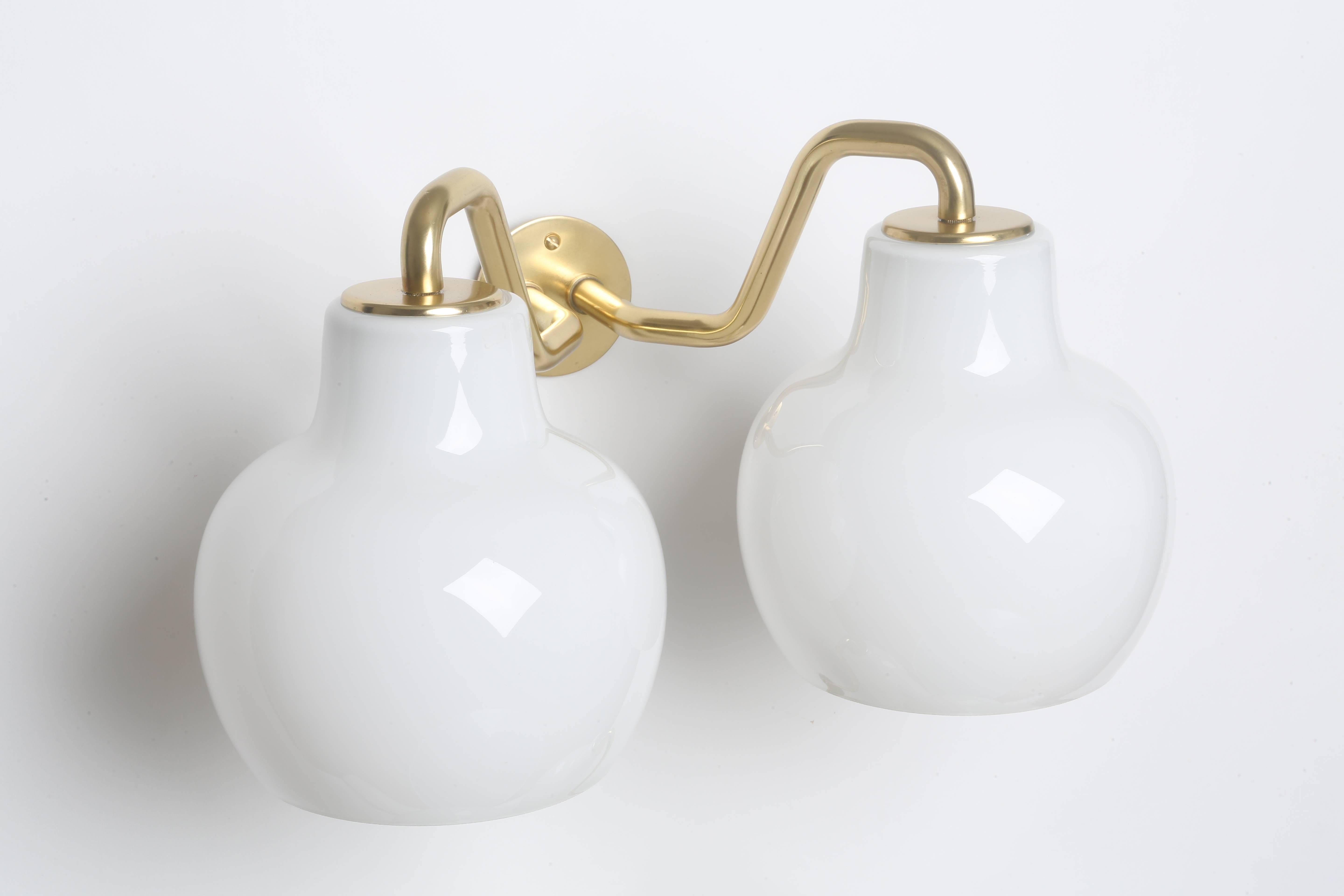 Wall lamp designed by Danish architect Vilhelm Lauritzen and
made by Louis Poulsen in 1950s.
Made with brass and opaline glass.

Six available.
Matching chandelier and ceiling pendants by Vilhelm Lauritzen are also available.