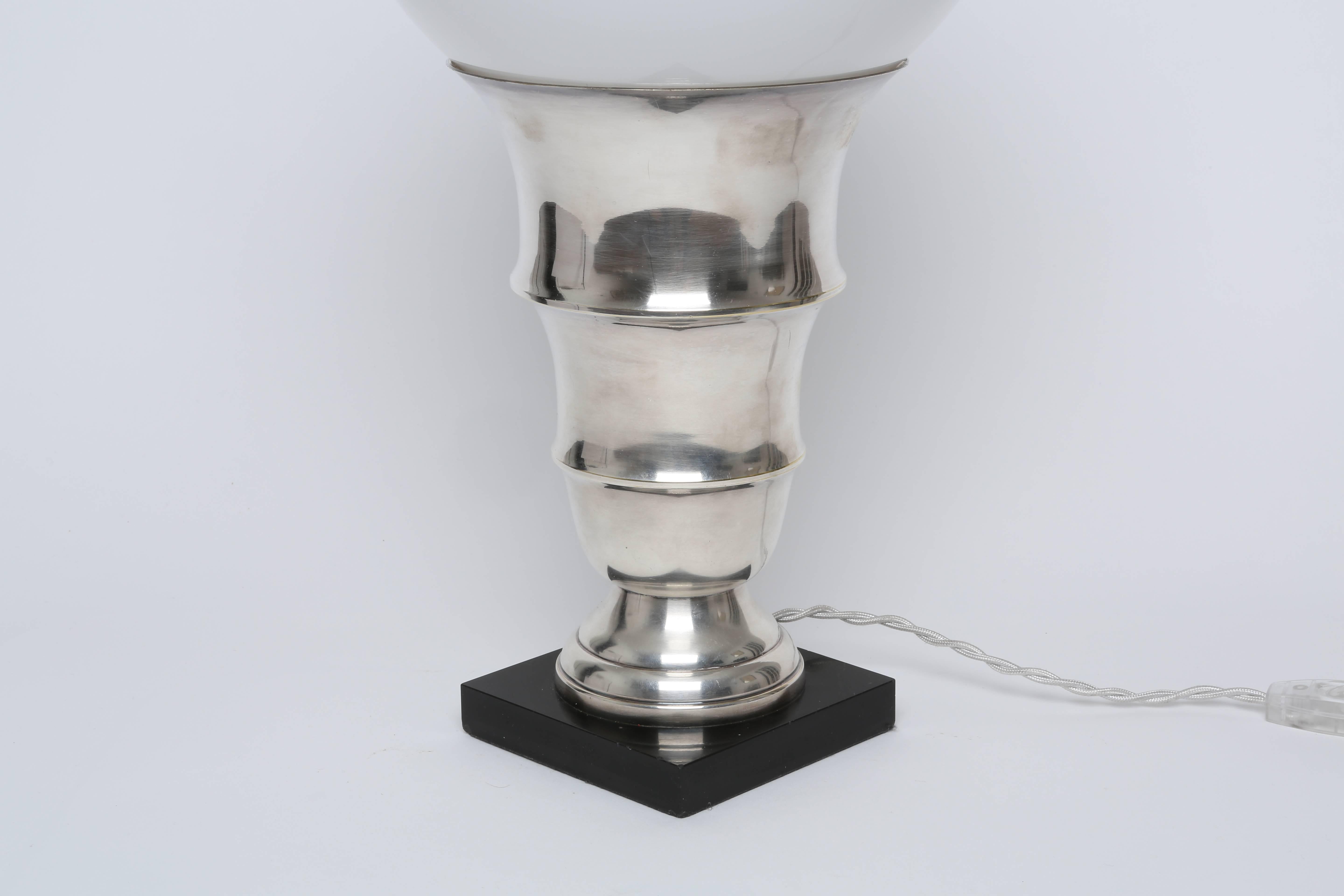 Art Deco table lamp.
Opaline glass, silver plated metal, marble,
1930s-1940s.