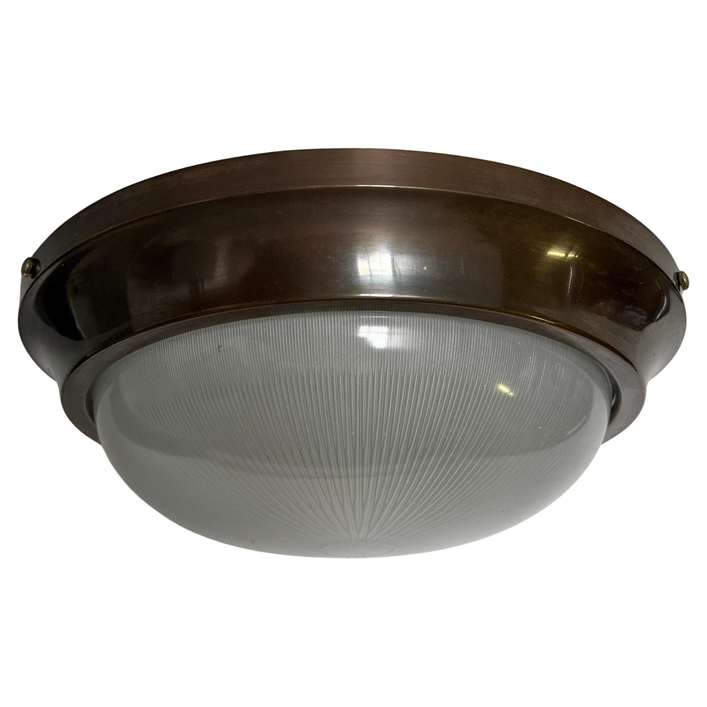 Plafonnier encastré Sergio Mazza.
Laiton patiné,  verre.
Italie, années 1960.
Prend en charge une douille de base moyenne par pièce.
Recâblage américain gratuit sur demande.
Prix pour un encastrement.
2 montages encastrés sont disponibles.
Câblage