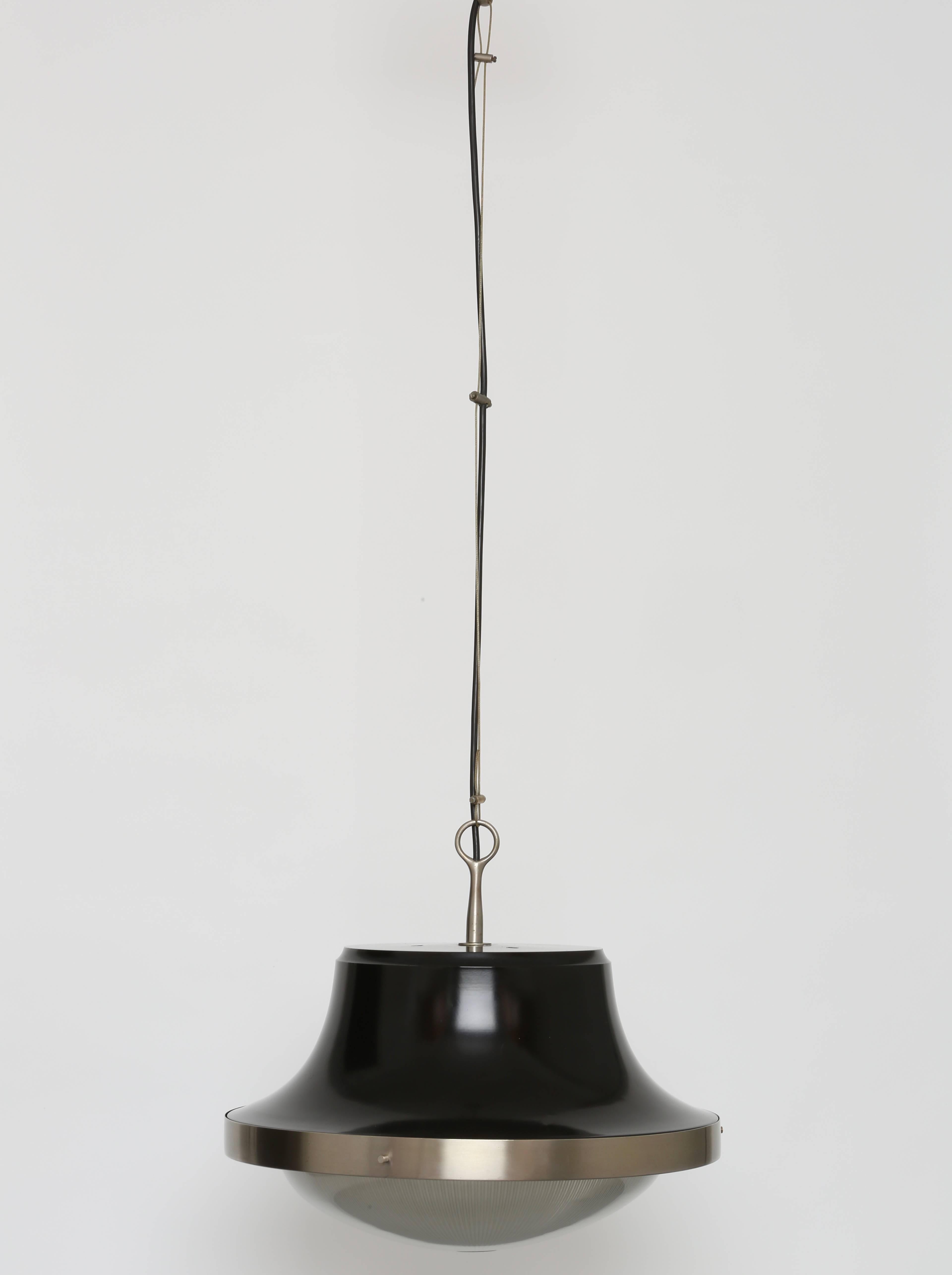 Sergio Mazza ceiling pendant model Tau made with textured glass, black painted metal and nickel-plated brass.
One medium base socket. Height adjustable.