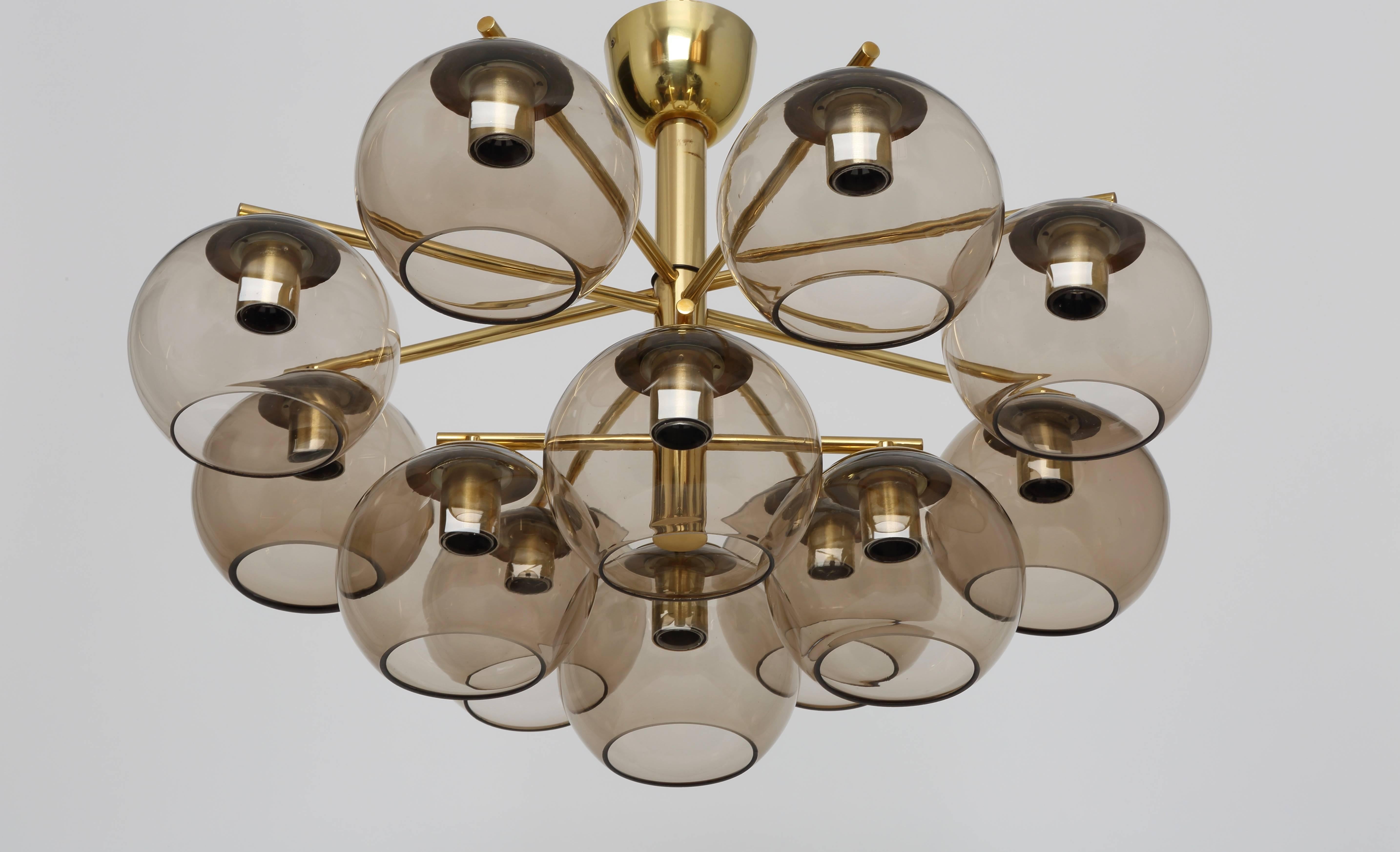 Twelve-light brass chandelier in the style of Hans-Agne Jakobsson.
Smoked glass in a very beautiful smokey brown color.
Made with brass and brass-plated metal, Europe, 1960s.
With only 16