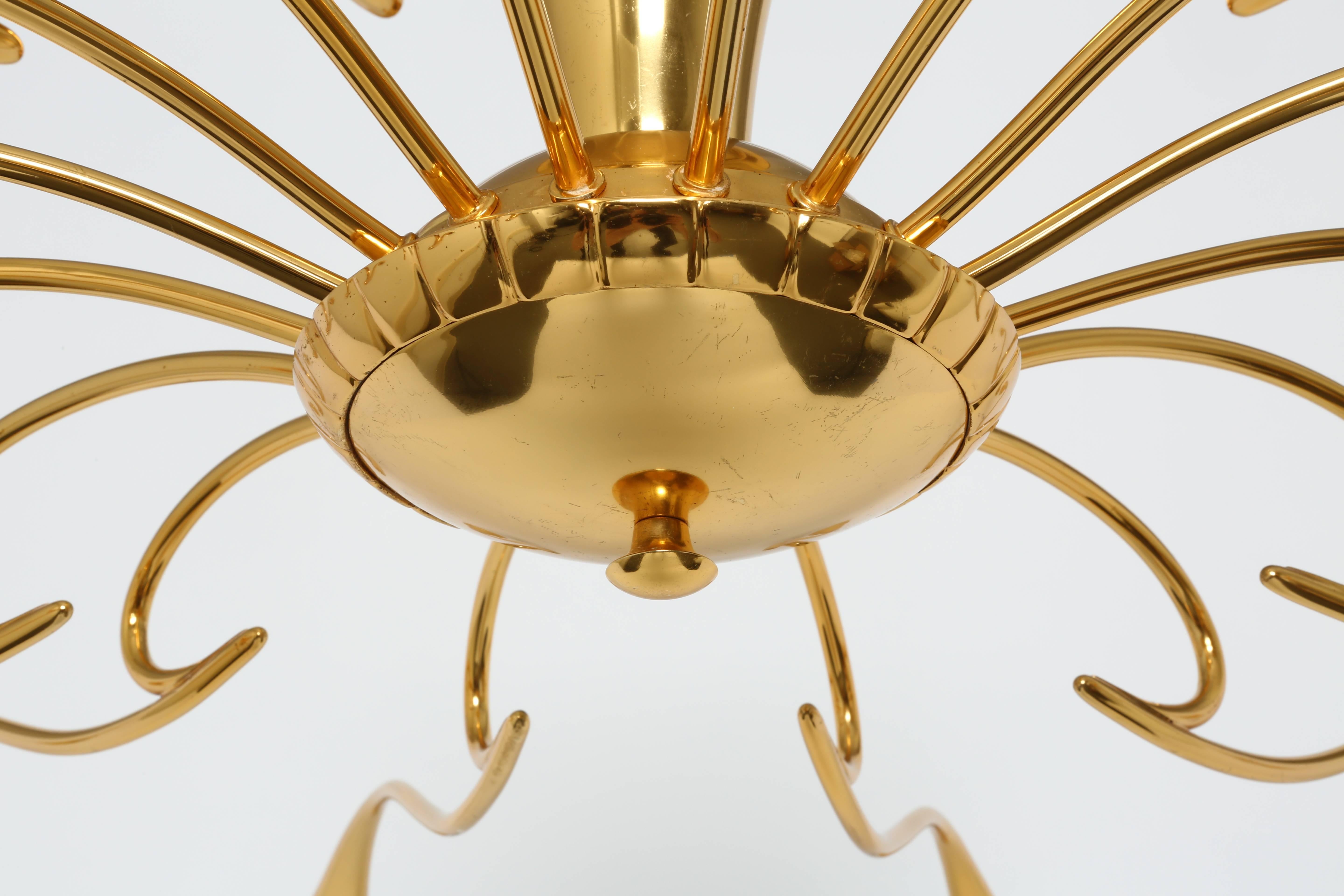 Flush mount chandelier by Oscar Torlasco.
Italy 1950s.
Made with polished brass.
Sixteen candelabra sockets.
