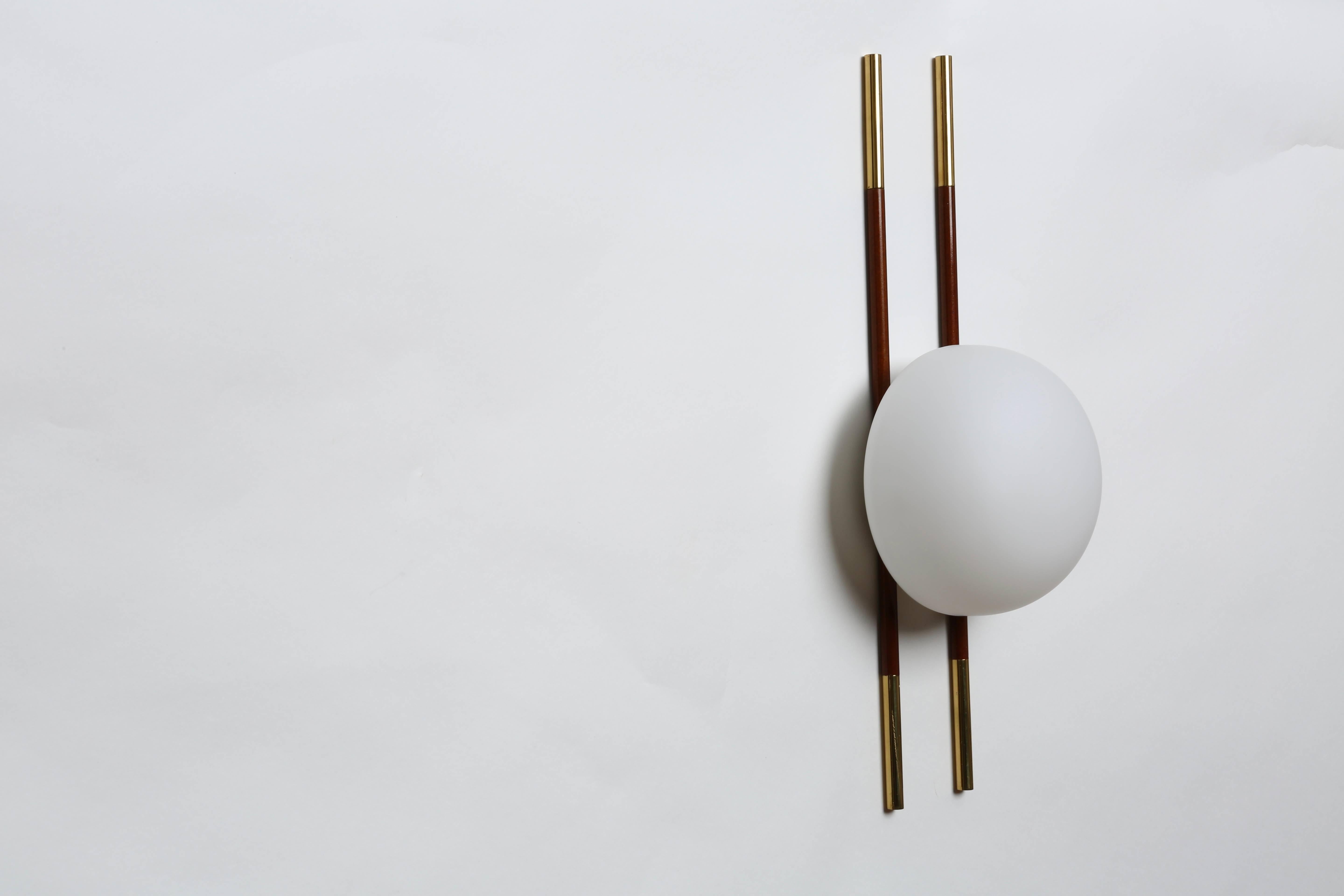 Wall lamp by Lunel.
Opaline satin glass, wood and brass.