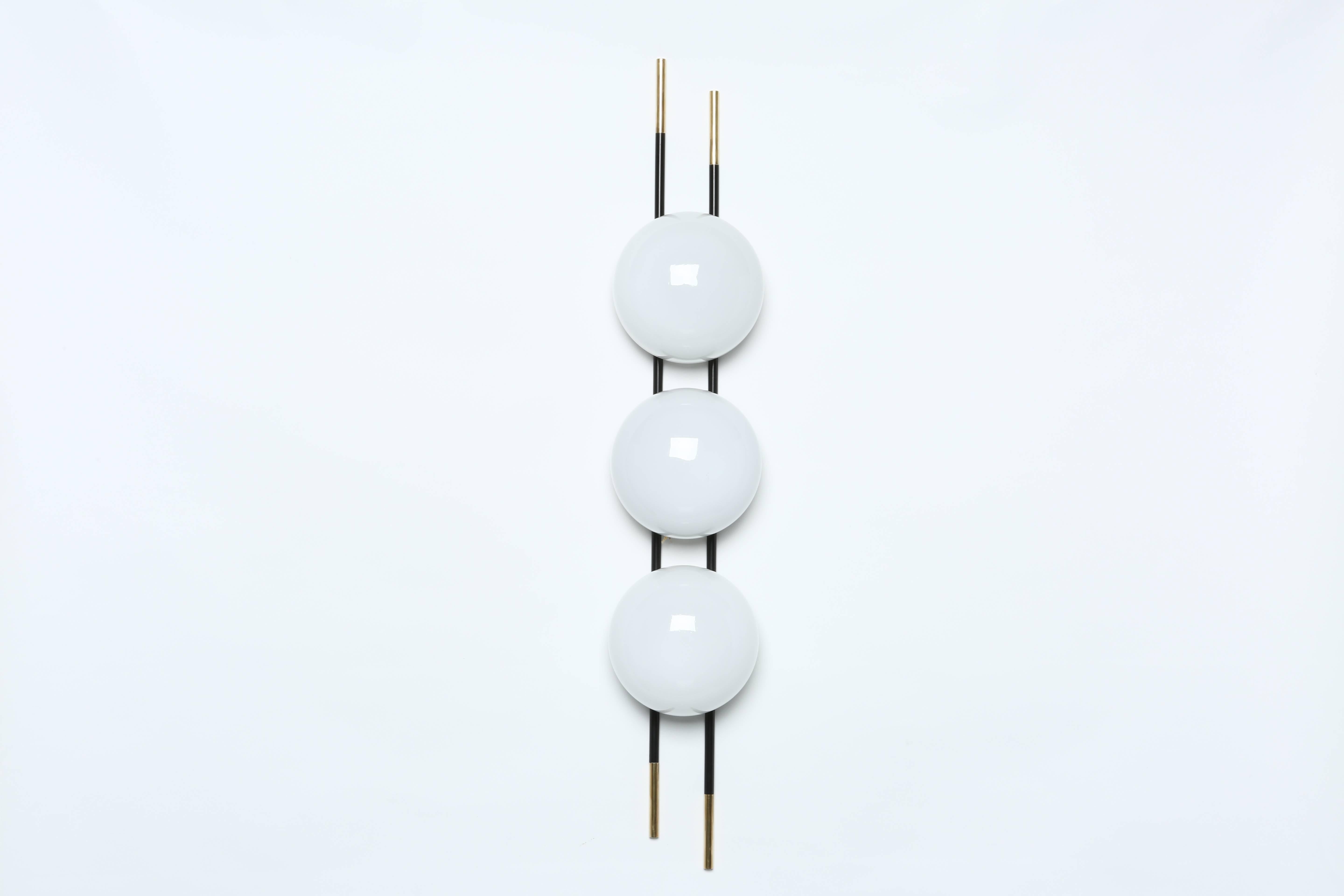 Three lights wall lamp by Lunel.
Can be mounted vertically or horizontally.
   