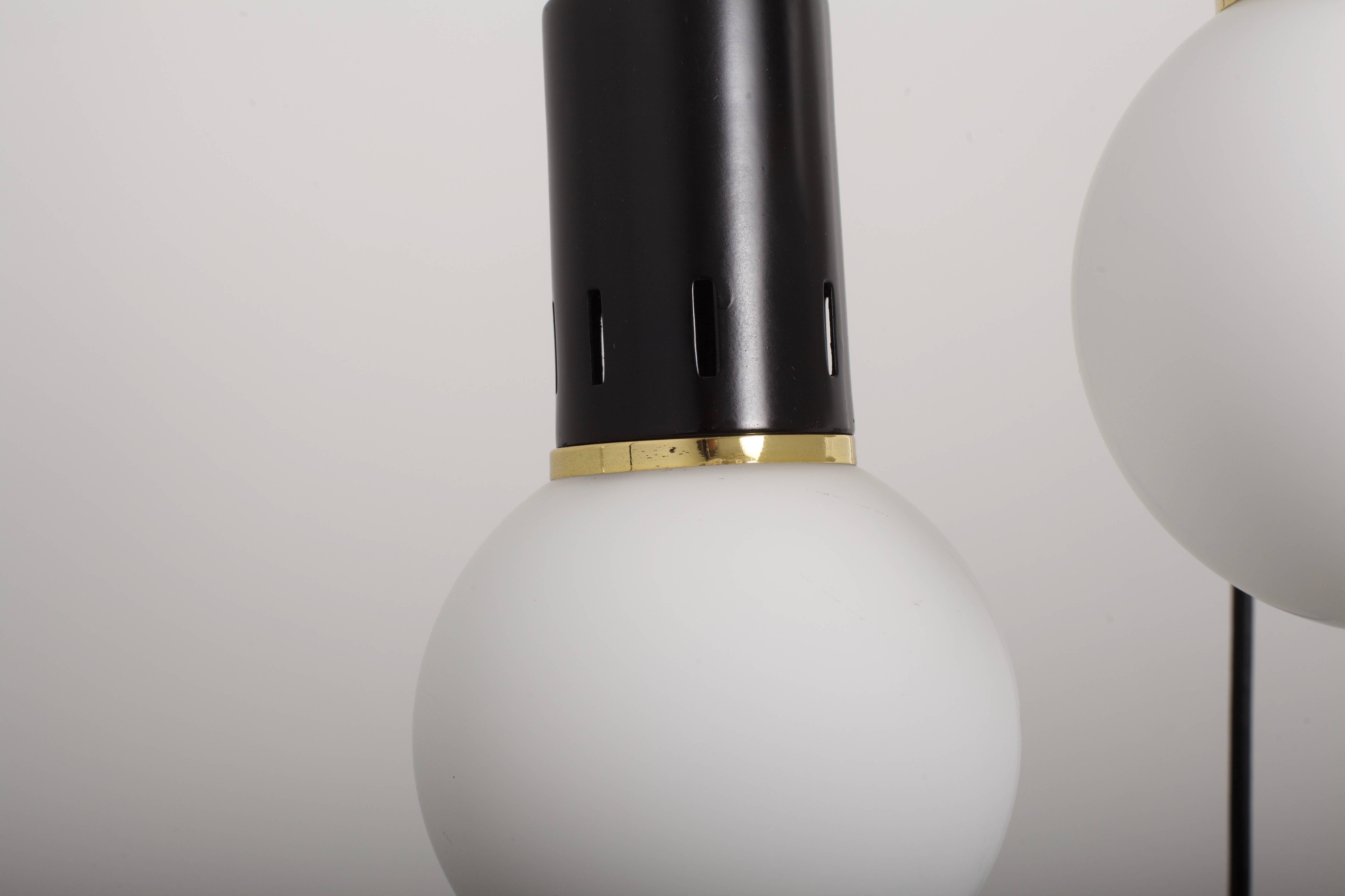 Lampadario a cascata Stilnovo.
Disegnato e realizzato in Italia, anni '60
Vetro opalino, ottone, metallo smaltato
Cinque globi di vetro.
Contiene 5 lampadine a candelabro.
L'altezza (caduta totale) è regolabile. Può essere più breve.
Due lampadari