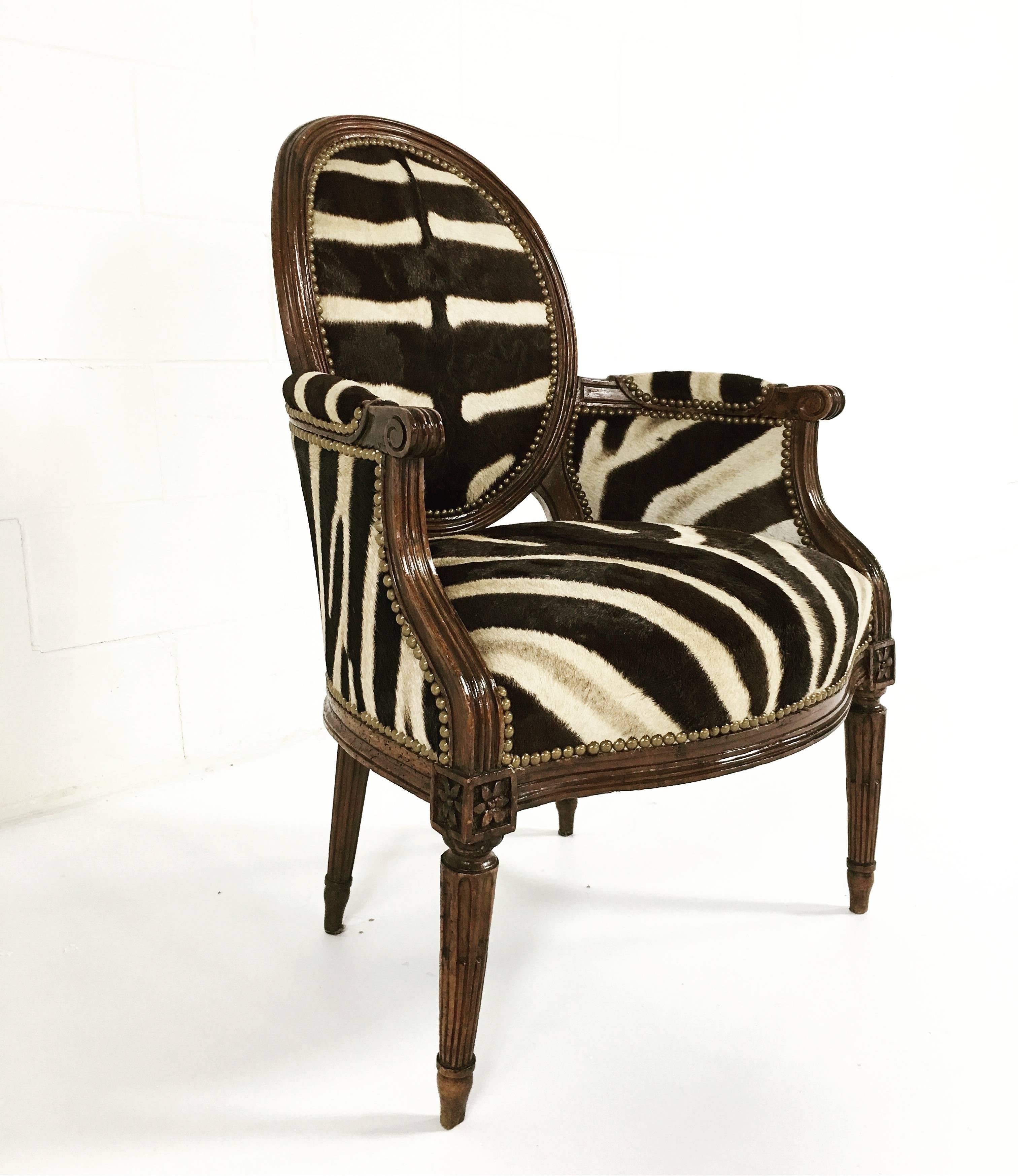 A simple yet elegant Louis XVI style bergère in stunning walnut. Newly upholstered in zebra hide by Forsyth master upholsterers, this chair is the perfect accent for any room.

 

Width - 25 inches depth, 20 inches back height, 36 inches seat