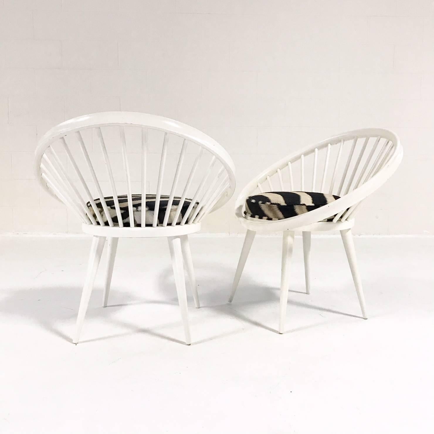 With colleagues like Aalto, Mathsson, Jacobsen and Kjaerholm, Yngve Ekström was part of the post-war modern movement that made the concept “Scandina­vian Modern” world-famous. This is a very nice pair of white lacquered circle chairs designed by