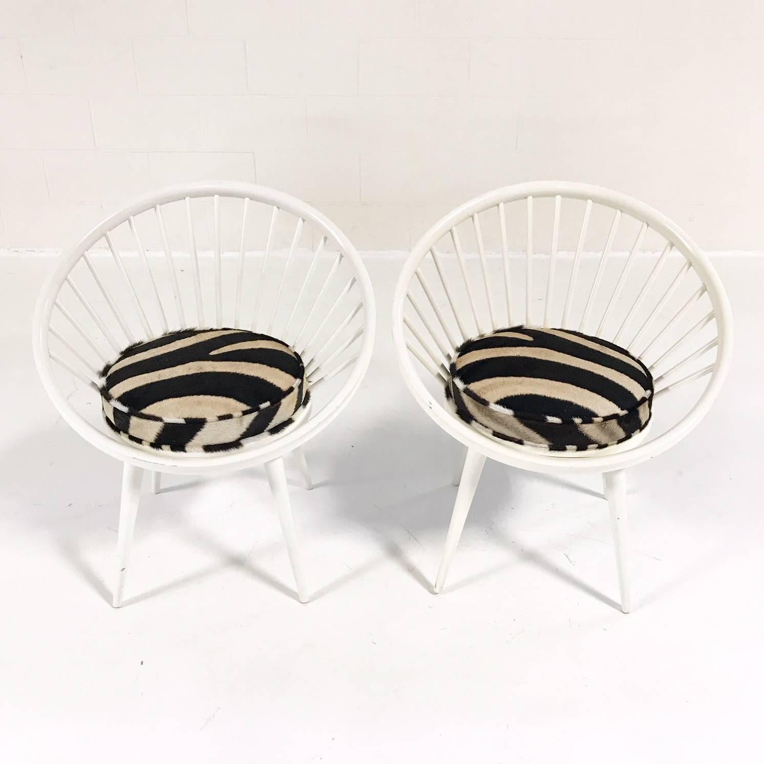 Scandinave moderne Paire de chaises circulaires vintage Yngve Ekstrom retapissées en peau zébrée en vente