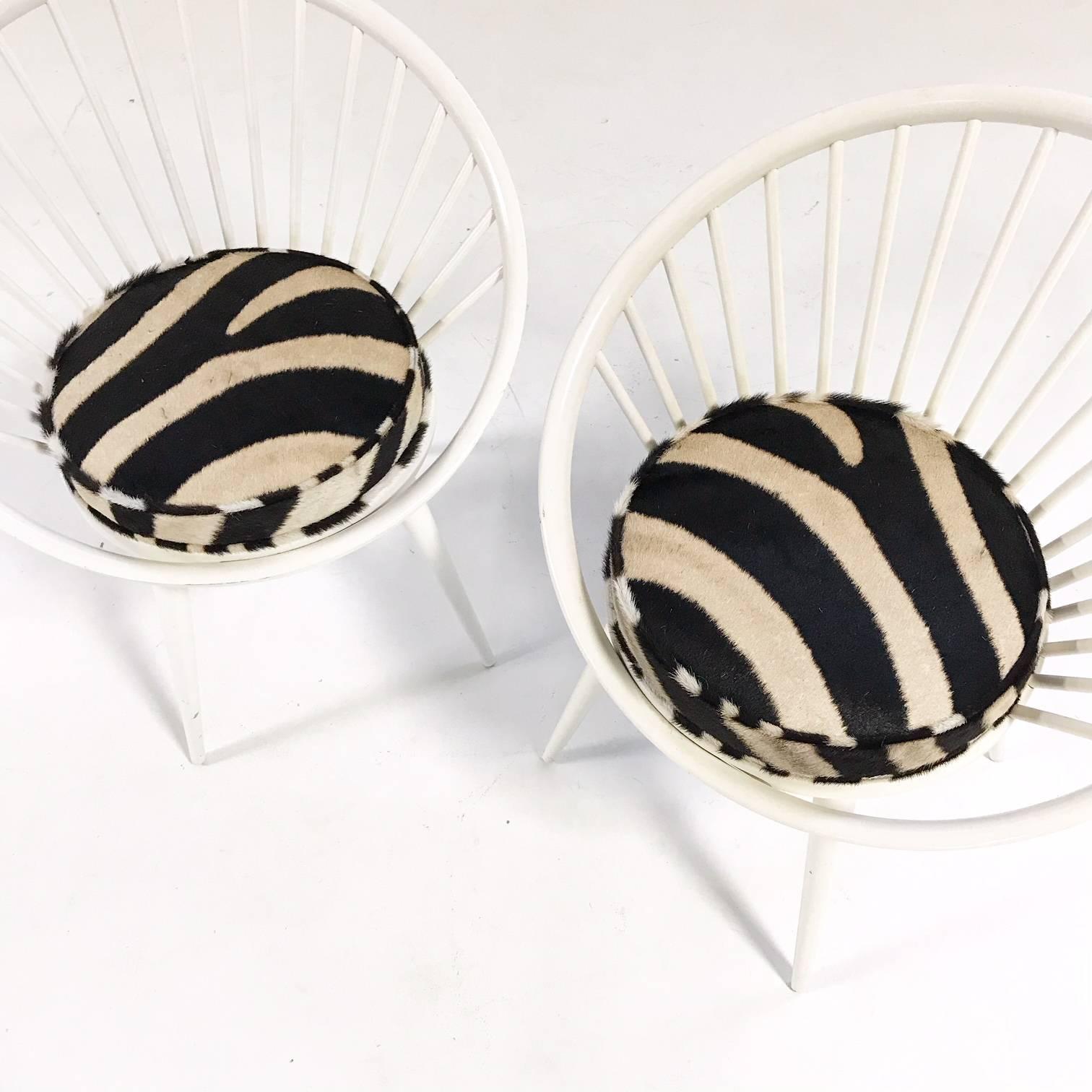 Paire de chaises circulaires vintage Yngve Ekstrom retapissées en peau zébrée Excellent état - En vente à SAINT LOUIS, MO