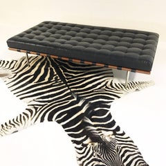 Méridienne Barcelona vintage Mies Van Der Rohe avec tapis zébré, circa 1985