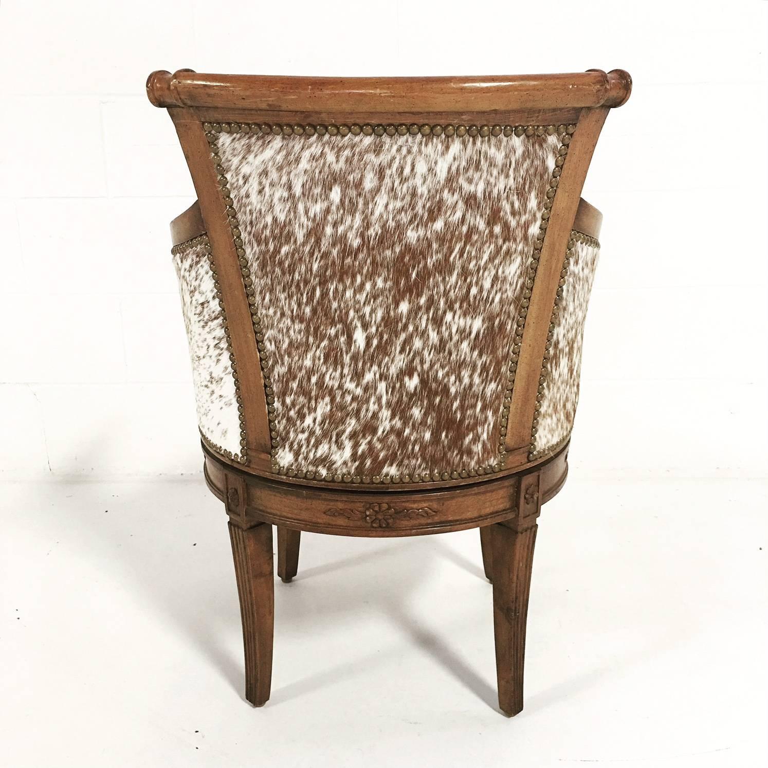Vintage Swivel Chair in Brown and White Speckled Brazilian Cowhide In Excellent Condition In SAINT LOUIS, MO