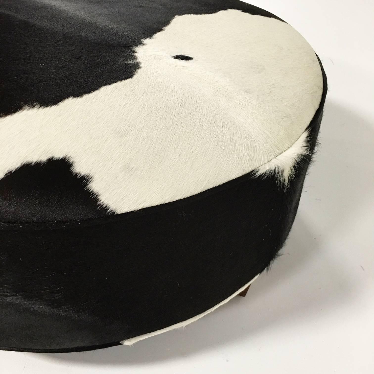 Round Ottoman in Black and White Brazilian Cowhide In Excellent Condition In SAINT LOUIS, MO